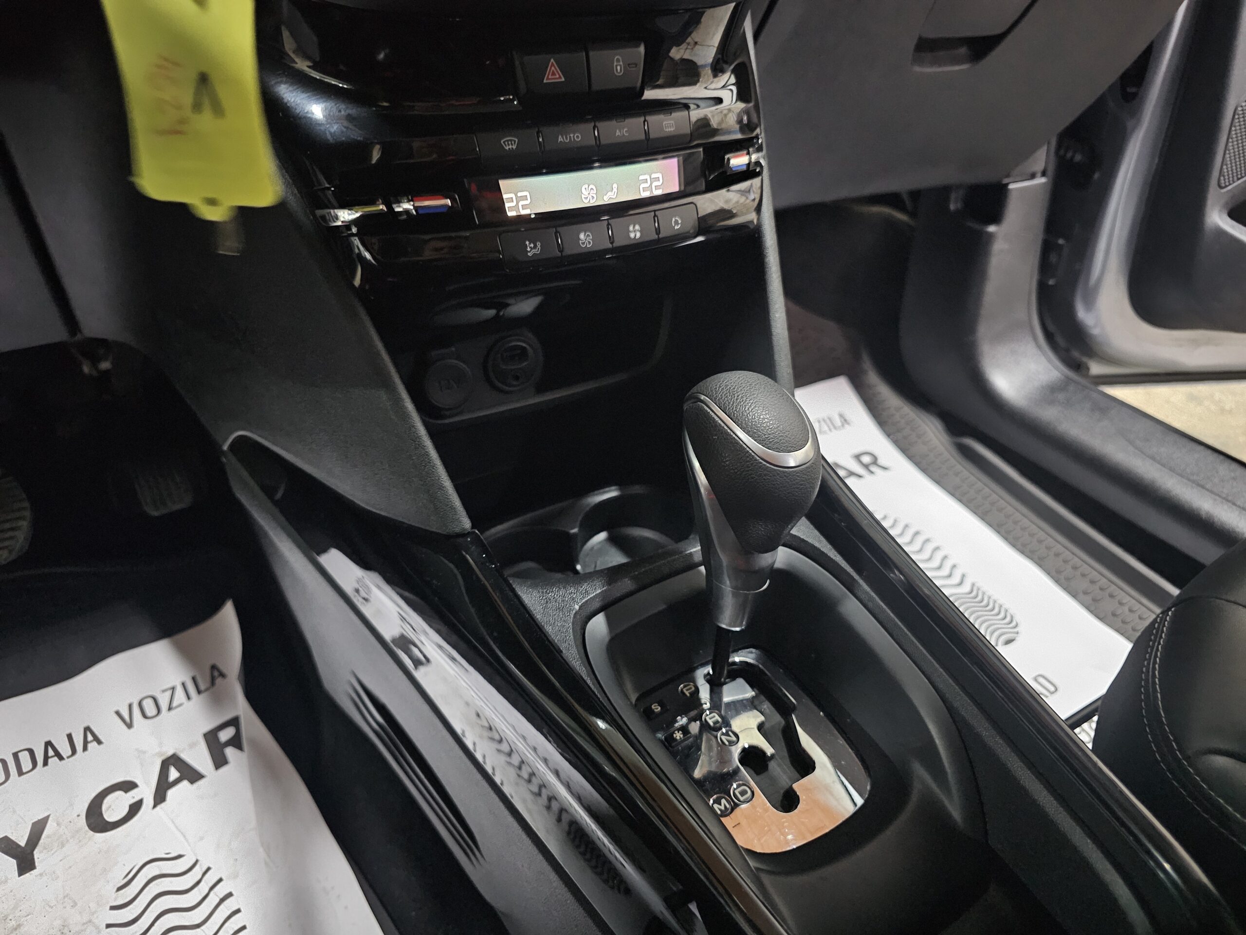 
								Peugeot 2008 AUTO/PANO full									
