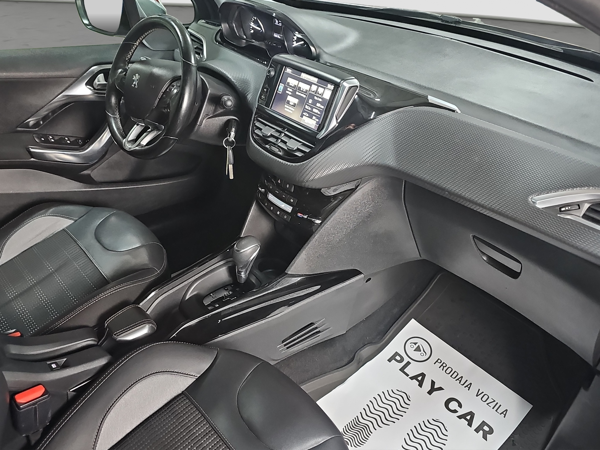 
								Peugeot 2008 AUTO/PANO full									