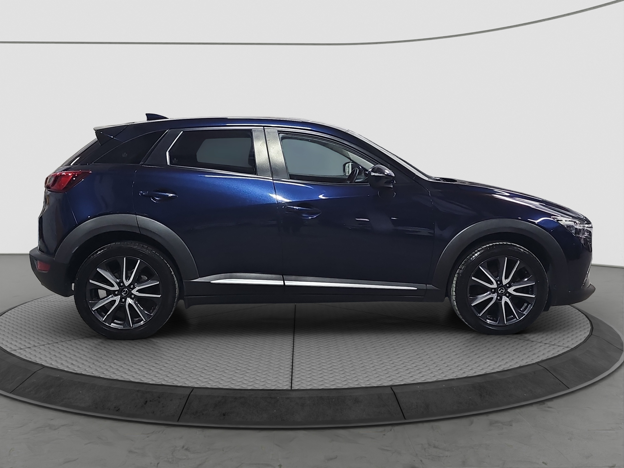 
								Mazda CX-3 AUTO/FU.LL full									