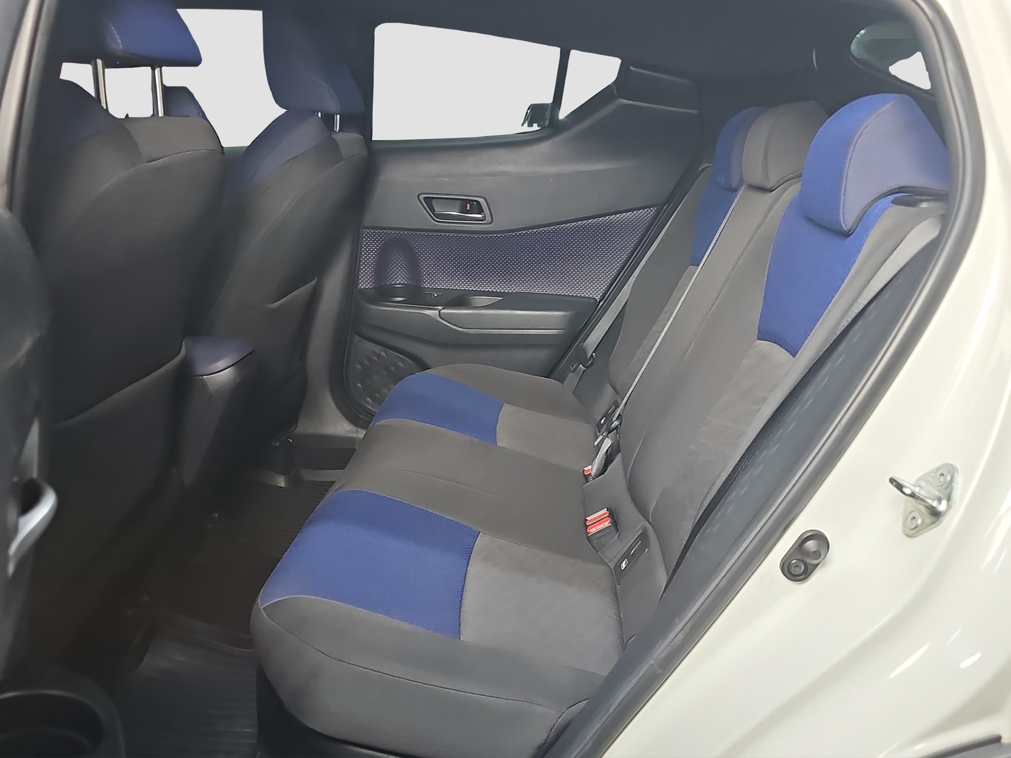 
								Toyota C-HR HYBRID/T0P full									