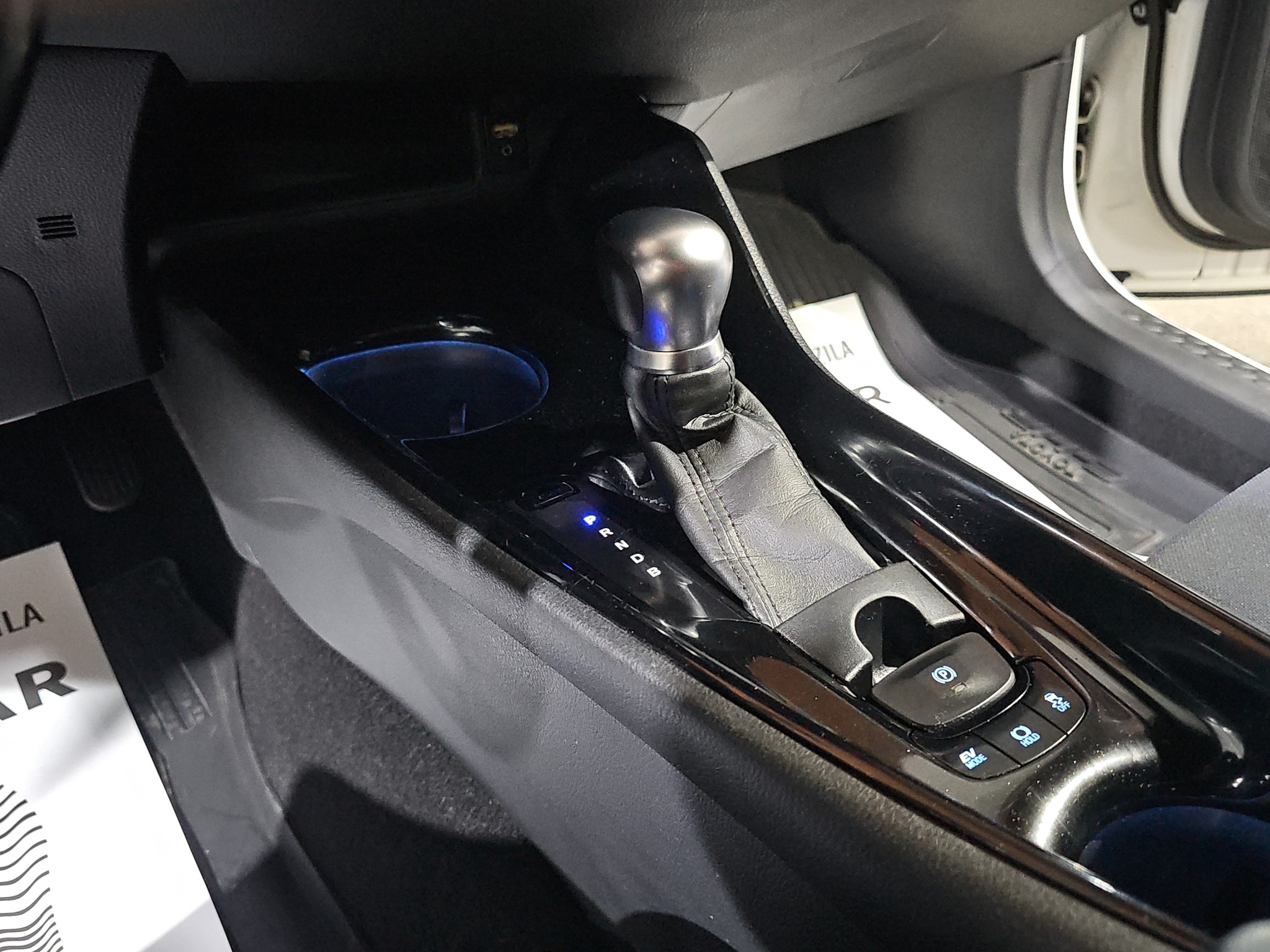 
								Toyota C-HR HYBRID/T0P full									