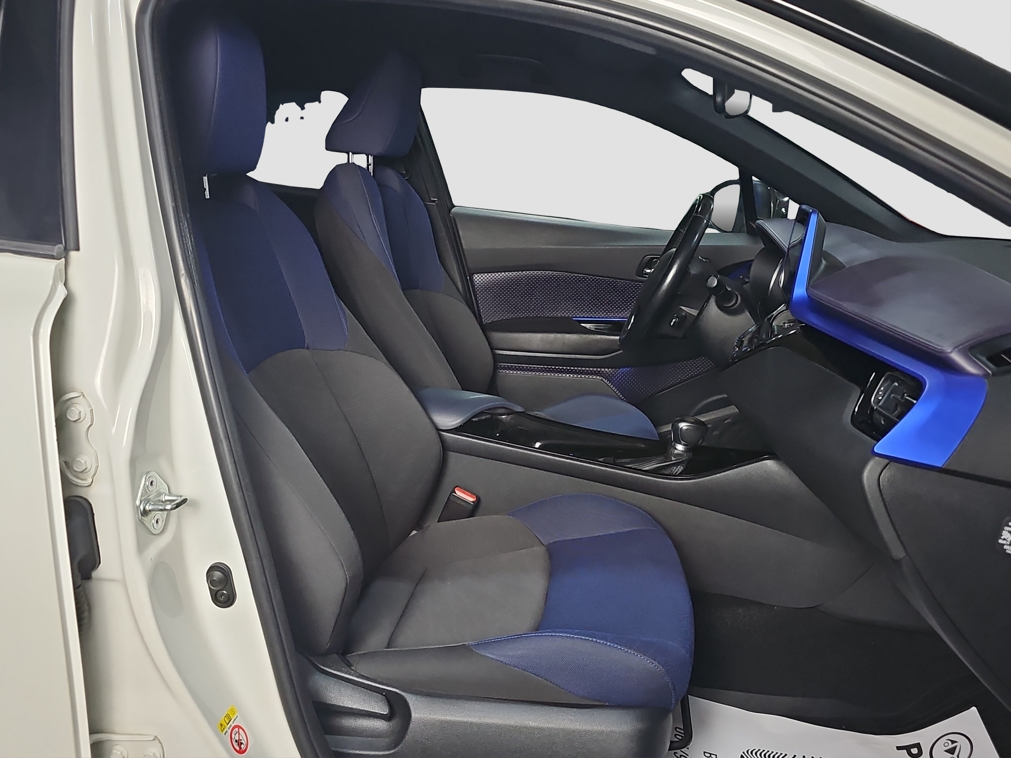 
								Toyota C-HR HYBRID/T0P full									
