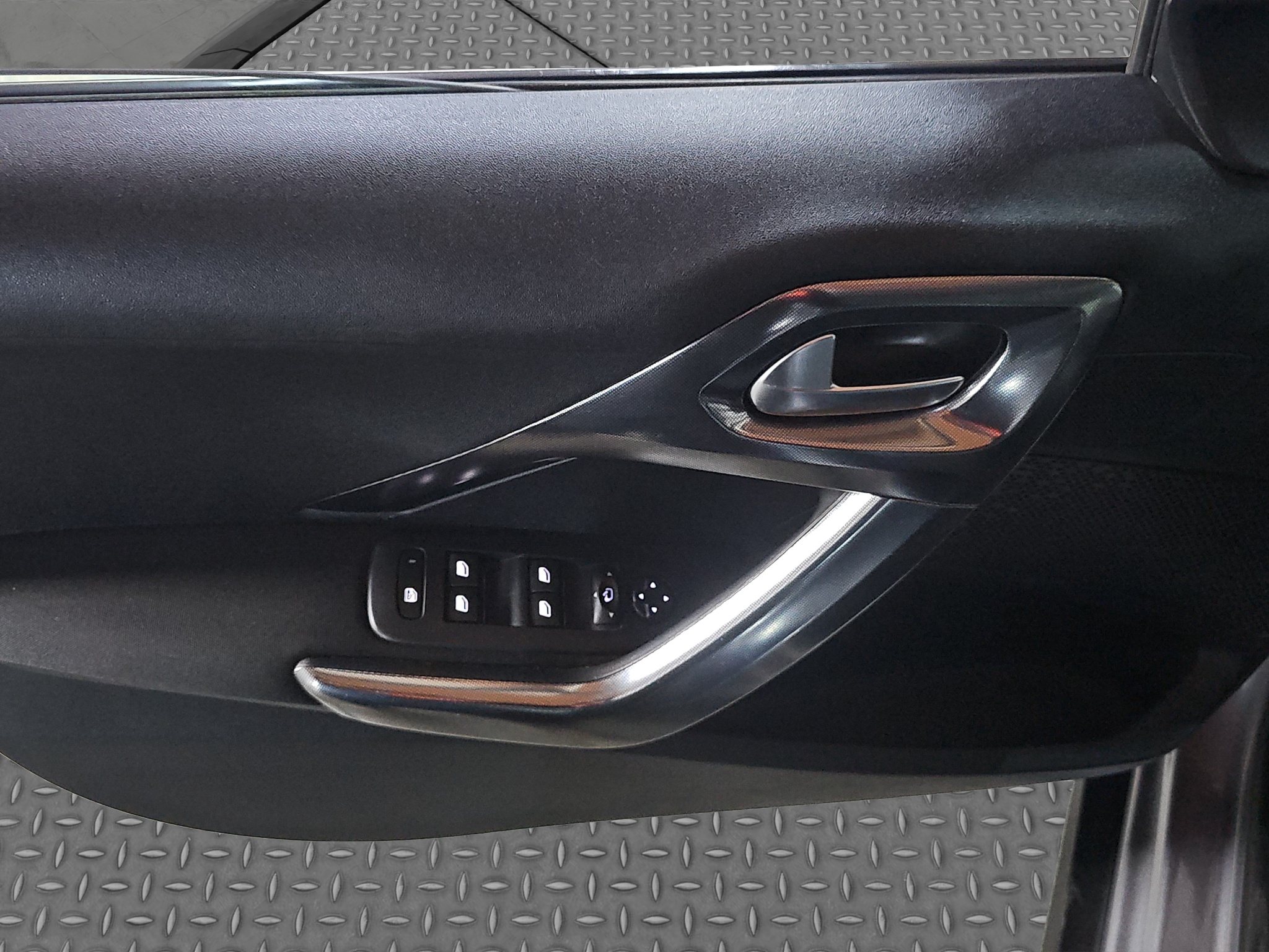 
								Peugeot 2008 AUTO/PANO full									