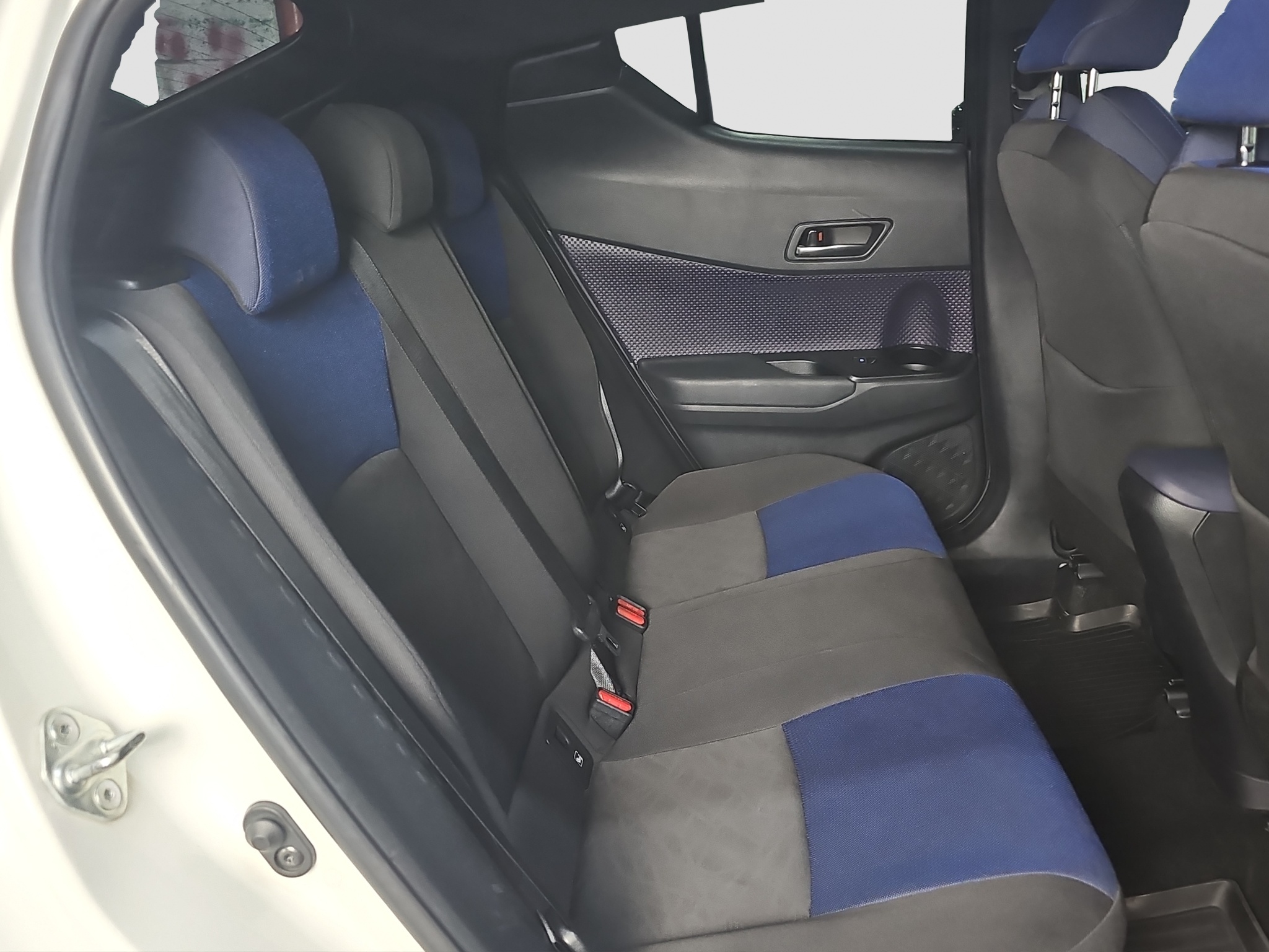 
								Toyota C-HR HYBRID/T0P full									