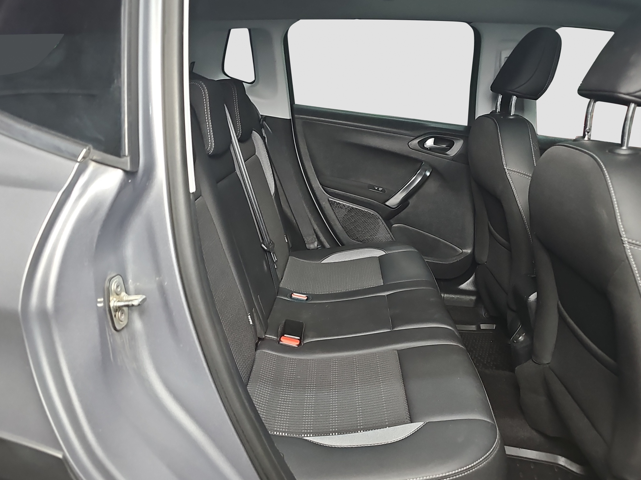 
								Peugeot 2008 AUTO/PANO full									
