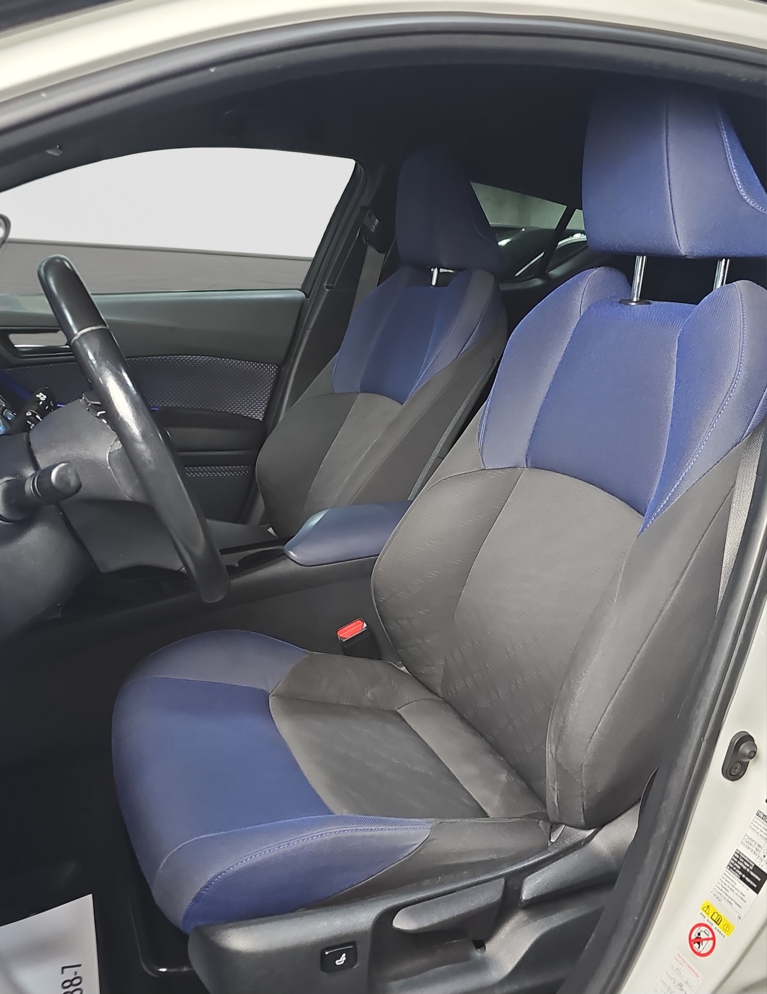 
								Toyota C-HR HYBRID/T0P full									