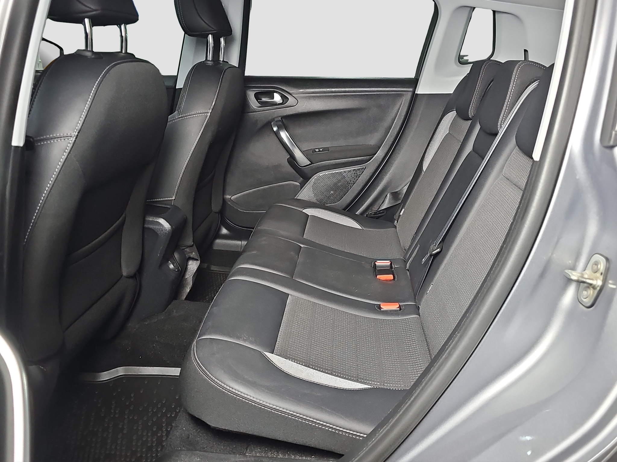
								Peugeot 2008 AUTO/PANO full									