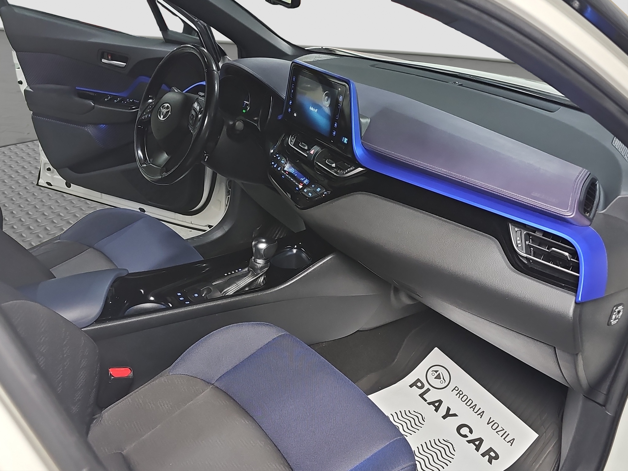 
								Toyota C-HR HYBRID/T0P full									
