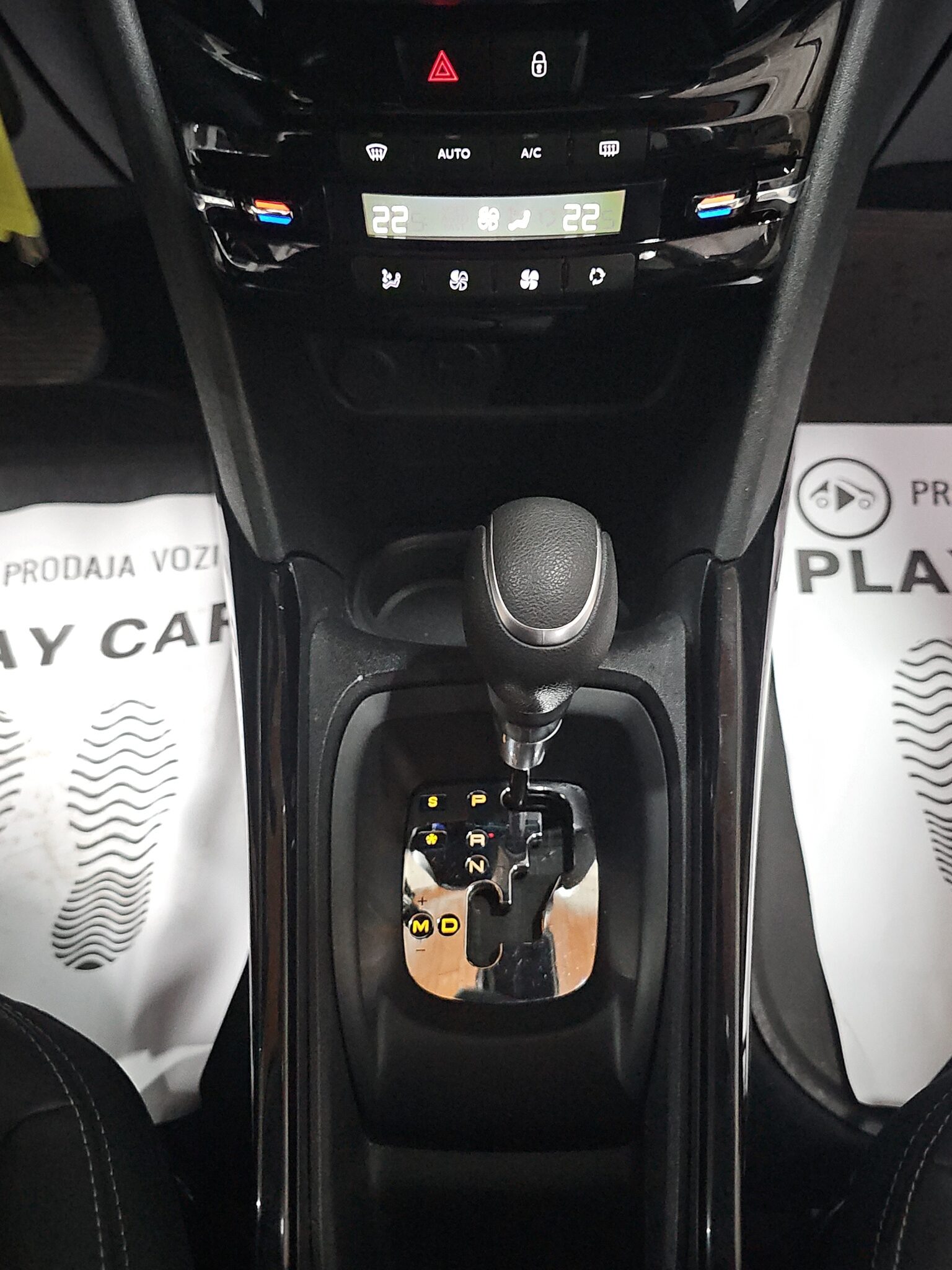 
								Peugeot 2008 AUTO/PANO full									