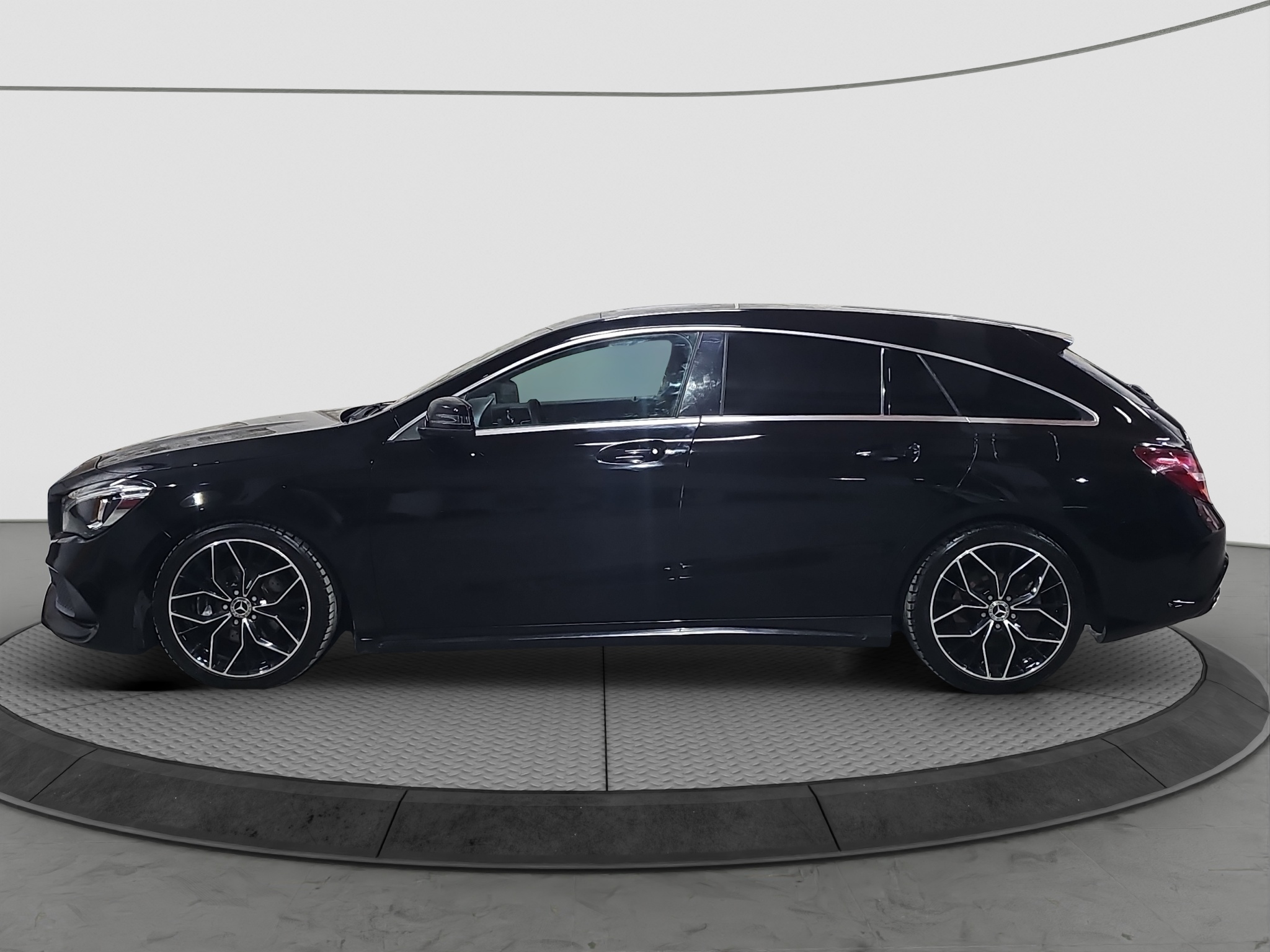 
								Mercedes Benz CLA 180 Shooting Brake AMG line /AUTO full									