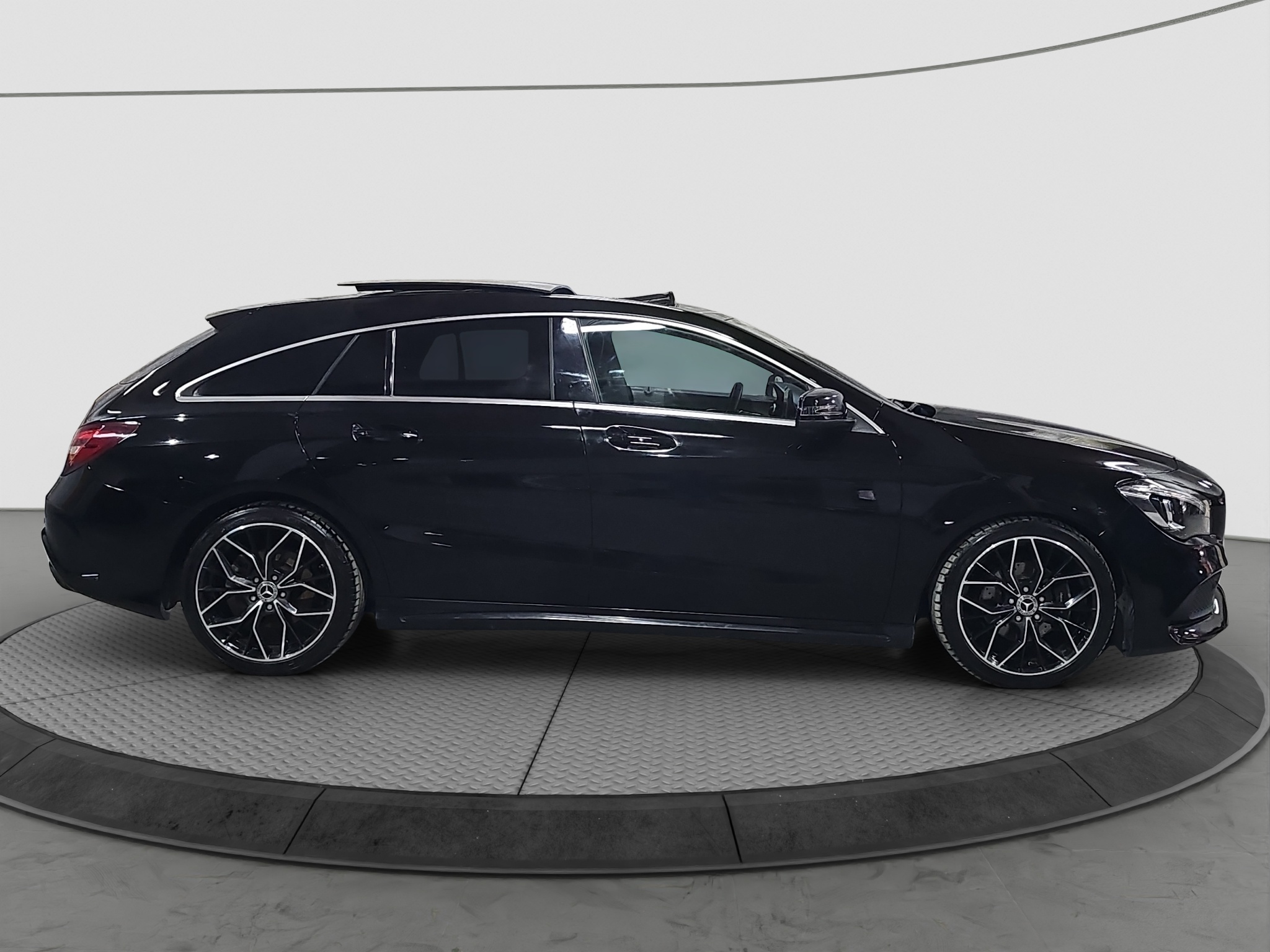 
								Mercedes Benz CLA 180 Shooting Brake AMG line /AUTO full									