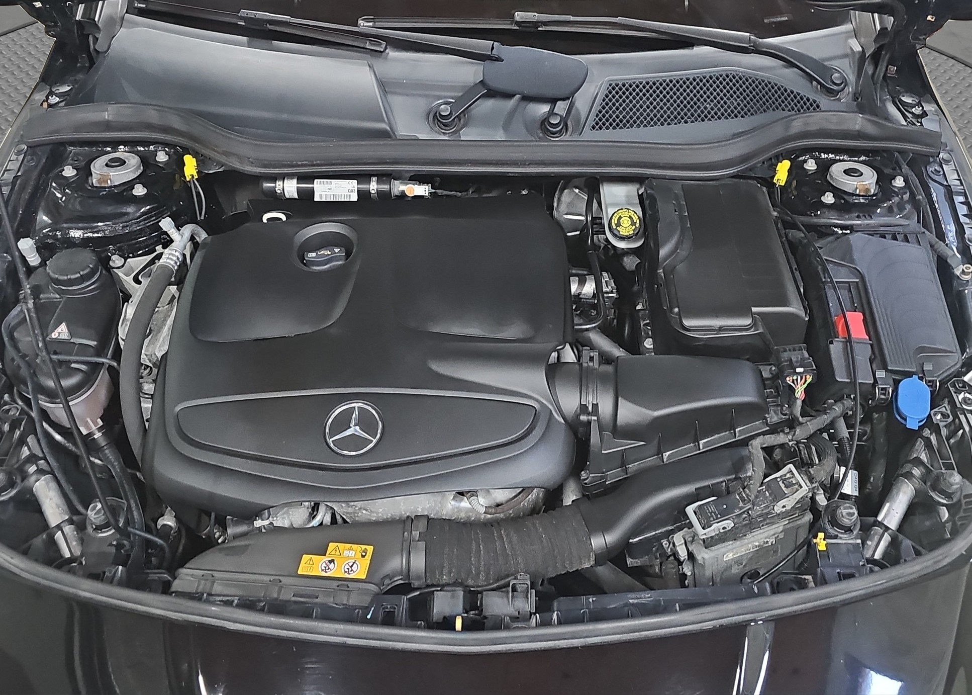 
								Mercedes Benz CLA 180 Shooting Brake AMG line /AUTO full									