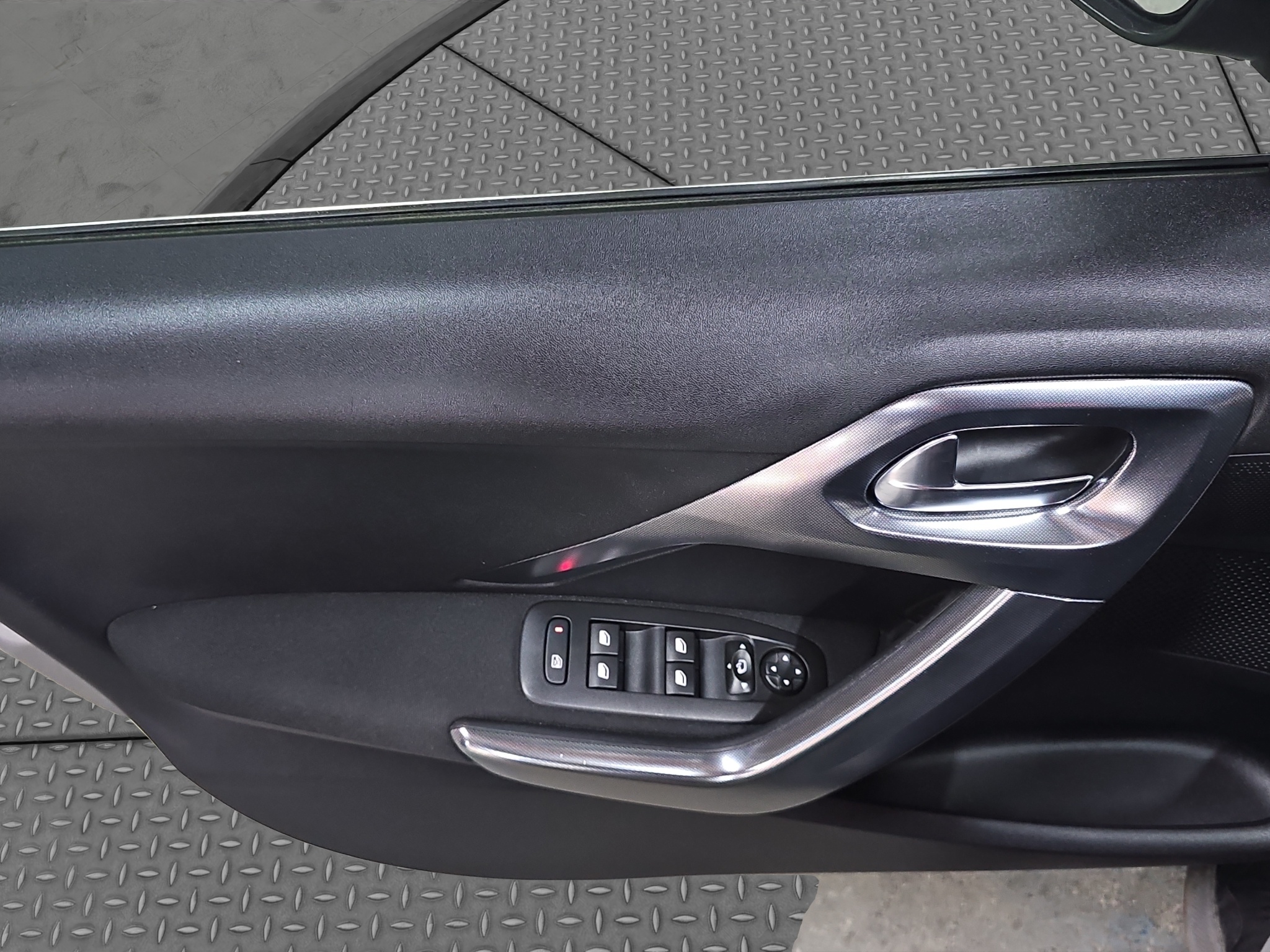 
								Peugeot 2008 PANO/AUTOM full									