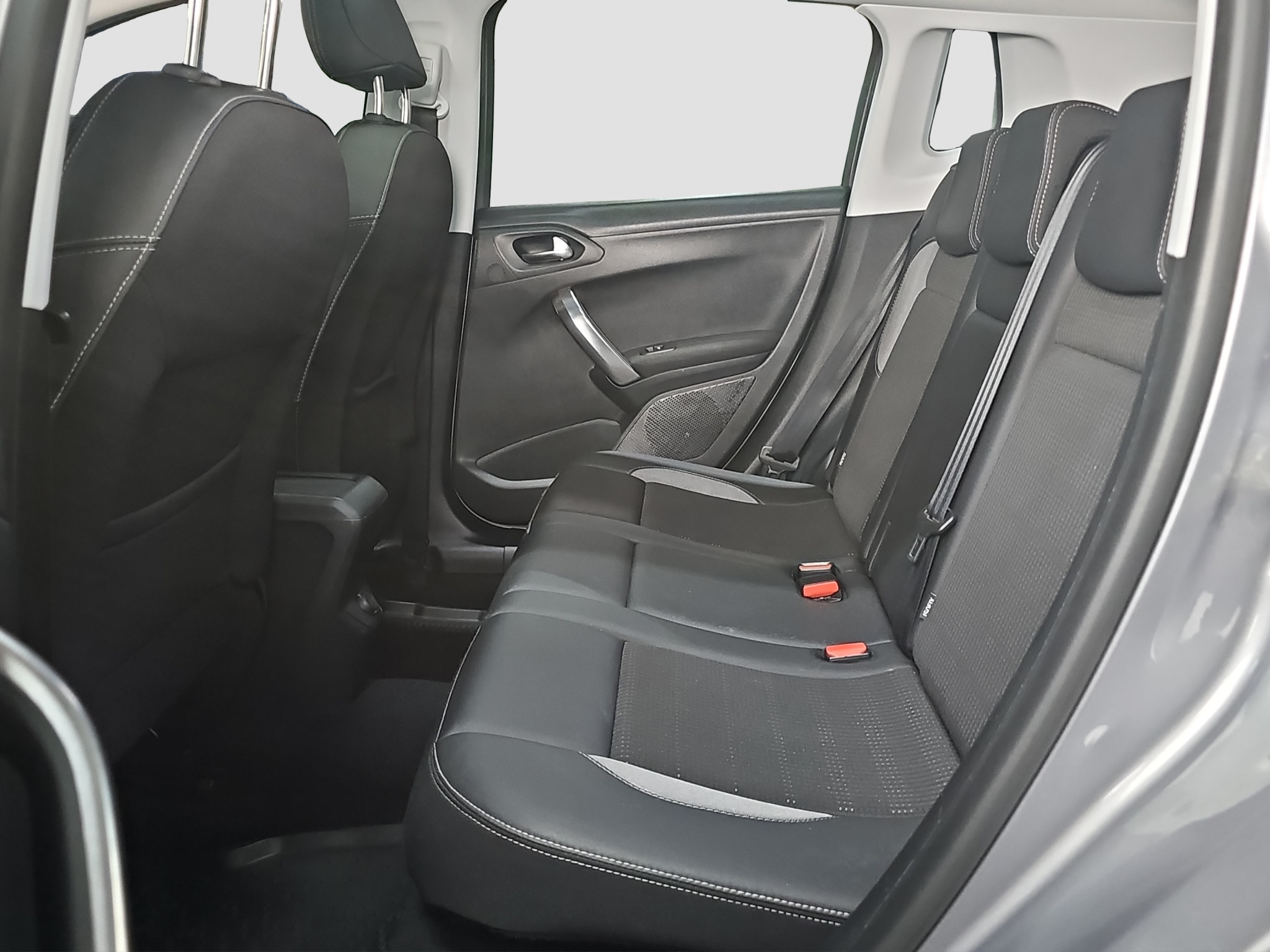 
								Peugeot 2008 PANO/AUTOM full									