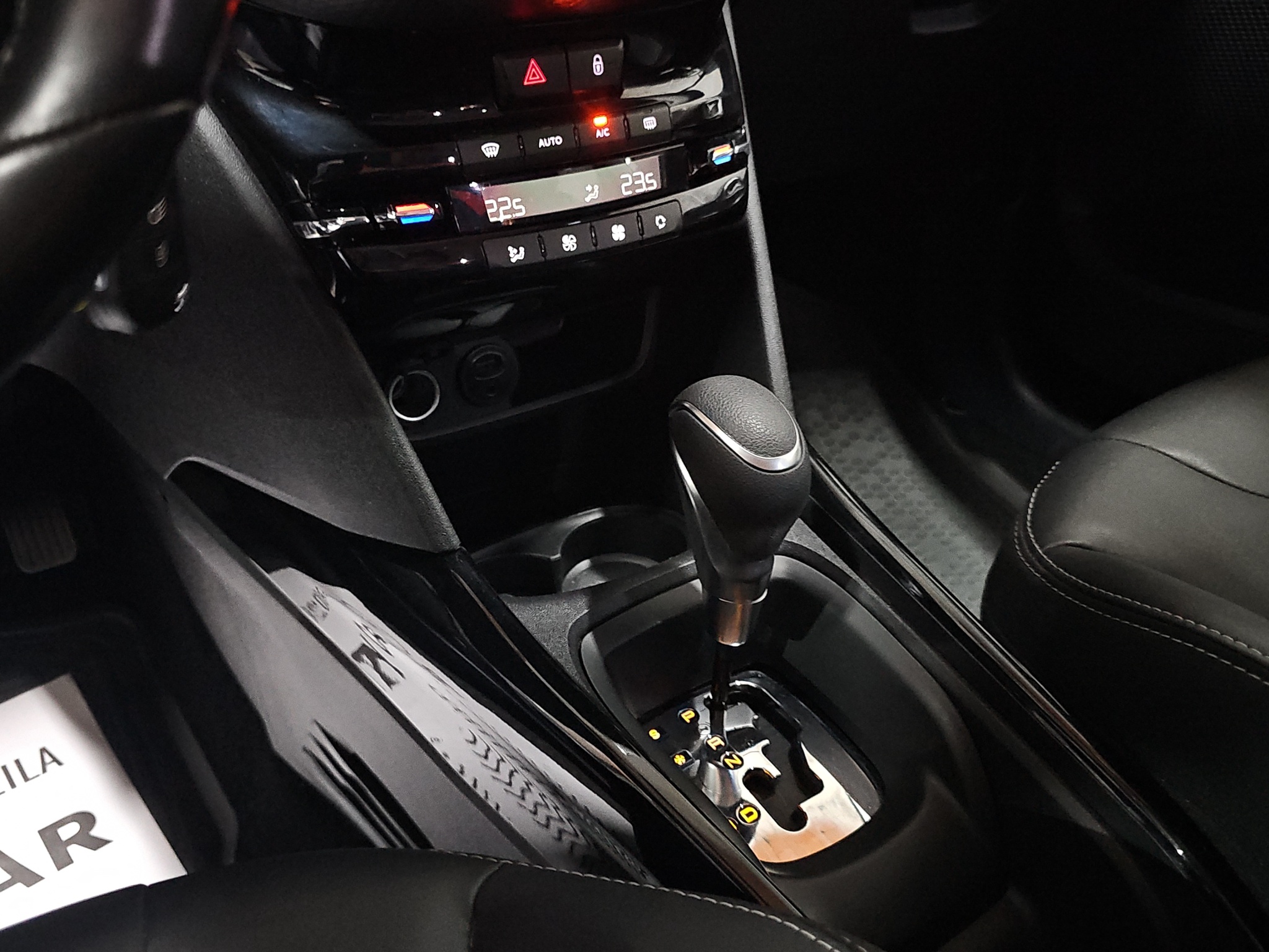 
								Peugeot 2008 PANO/AUTOM full									