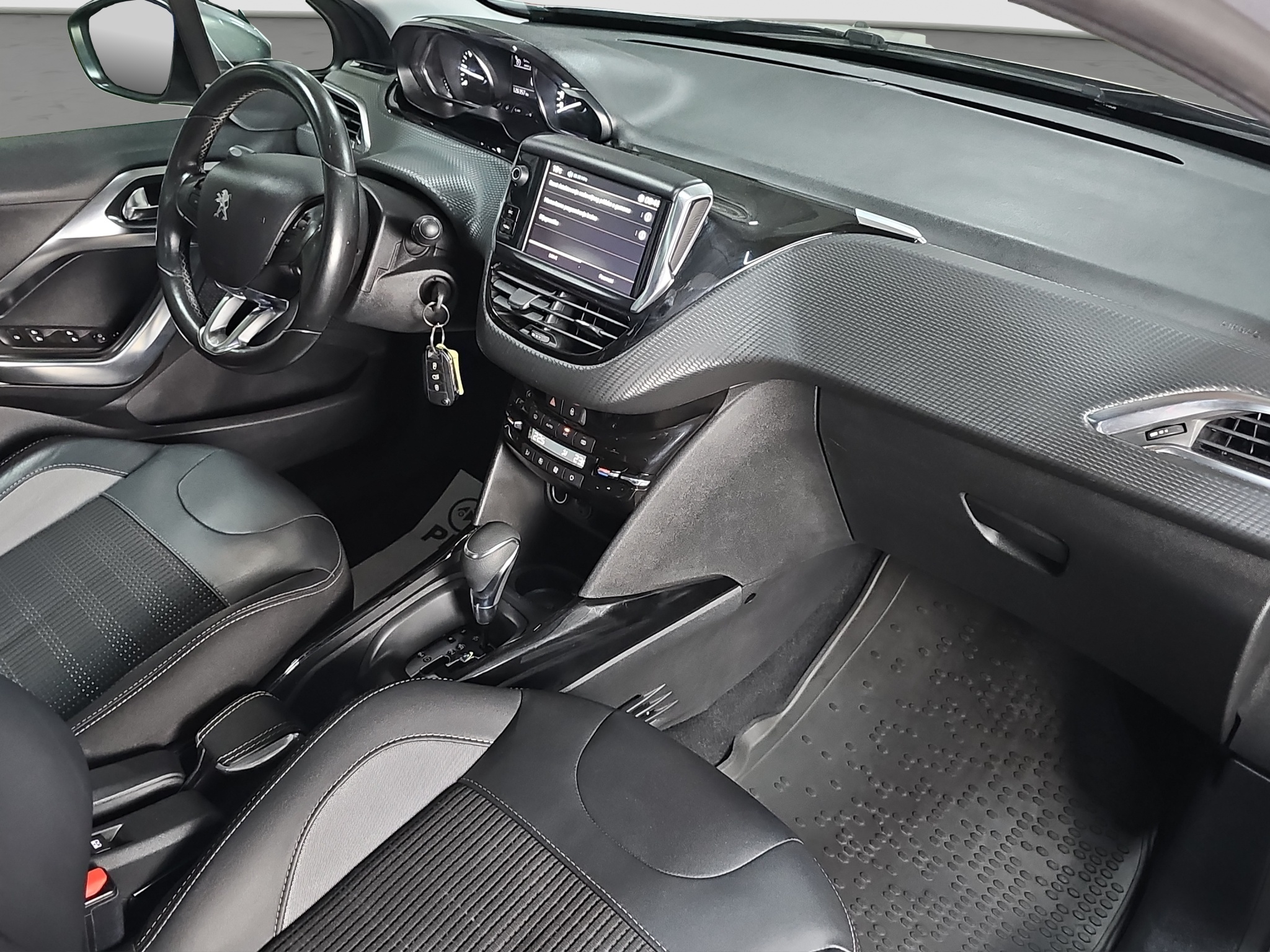 
								Peugeot 2008 PANO/AUTOM full									