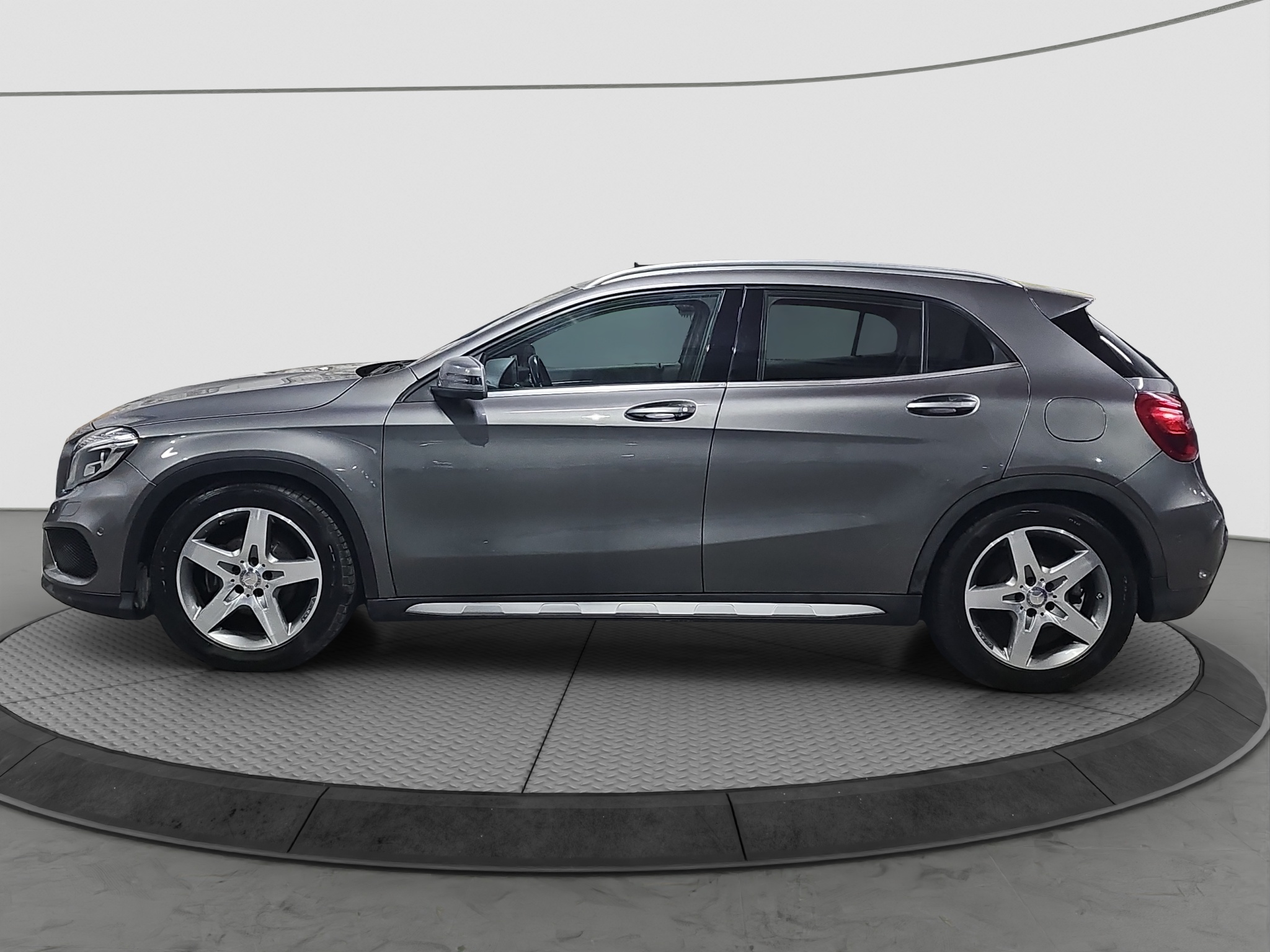 
								Mercedes Benz GLA 180 AMG/AUTO/ŠIBER full									