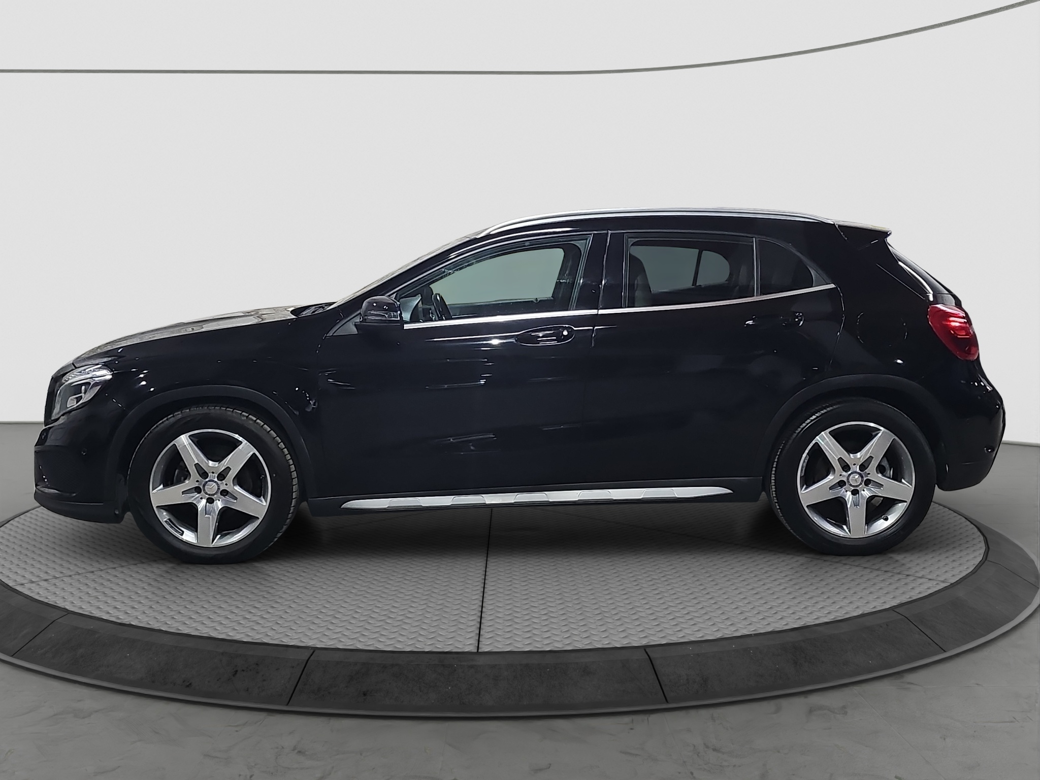 
								Mercedes Benz GLA 180 AMG/AUTO/T0P full									