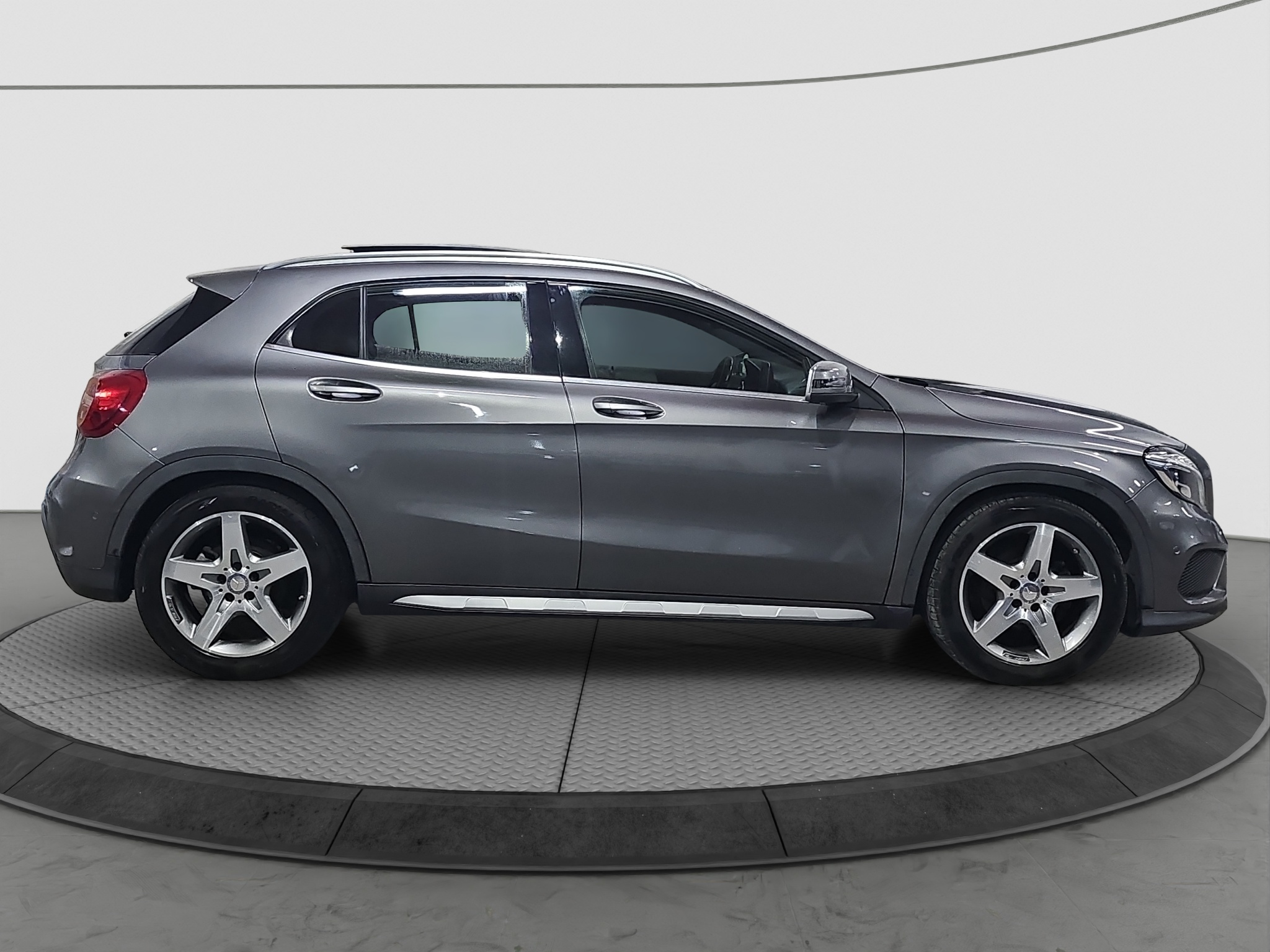 
								Mercedes Benz GLA 180 AMG/AUTO/ŠIBER full									