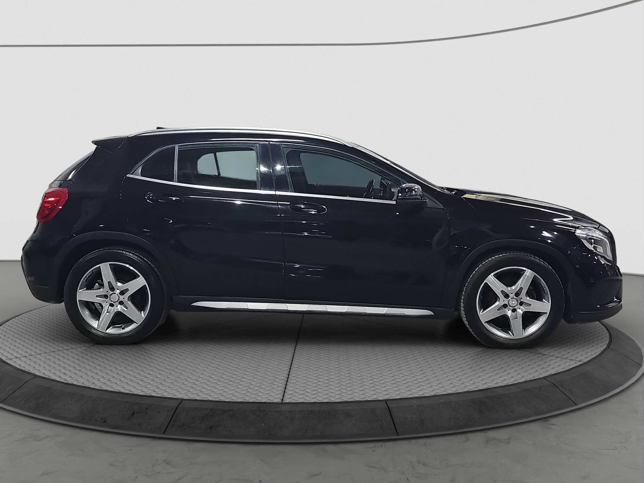 
								Mercedes Benz GLA 180 AMG/AUTO/T0P full									