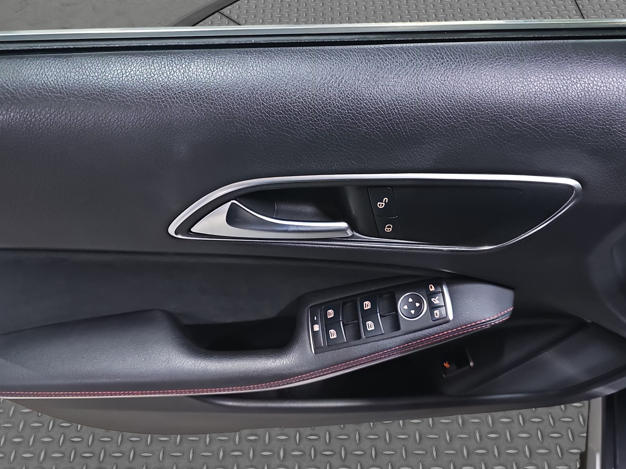 
								Mercedes Benz GLA 180 AMG/AUTO/ŠIBER full									