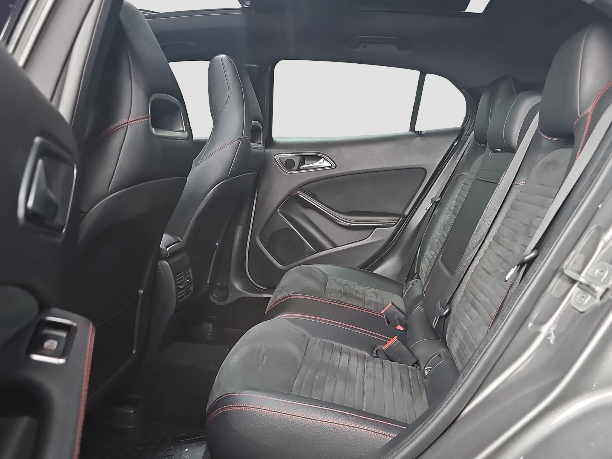 
								Mercedes Benz GLA 180 AMG/AUTO/ŠIBER full									