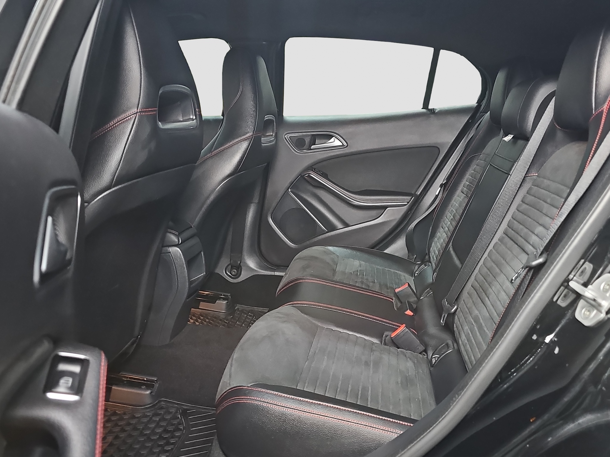 
								Mercedes Benz GLA 180 AMG/AUTO/T0P full									