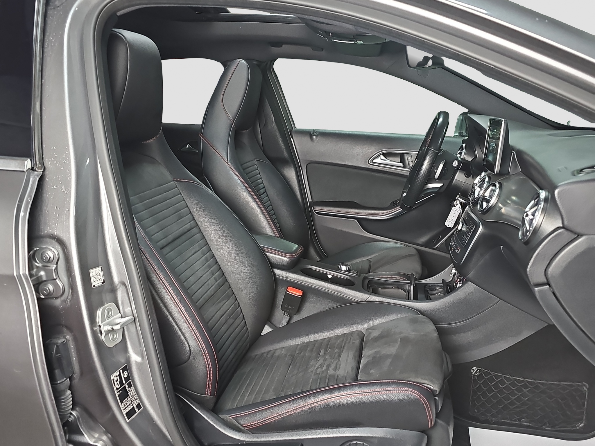 
								Mercedes Benz GLA 180 AMG/AUTO/ŠIBER full									
