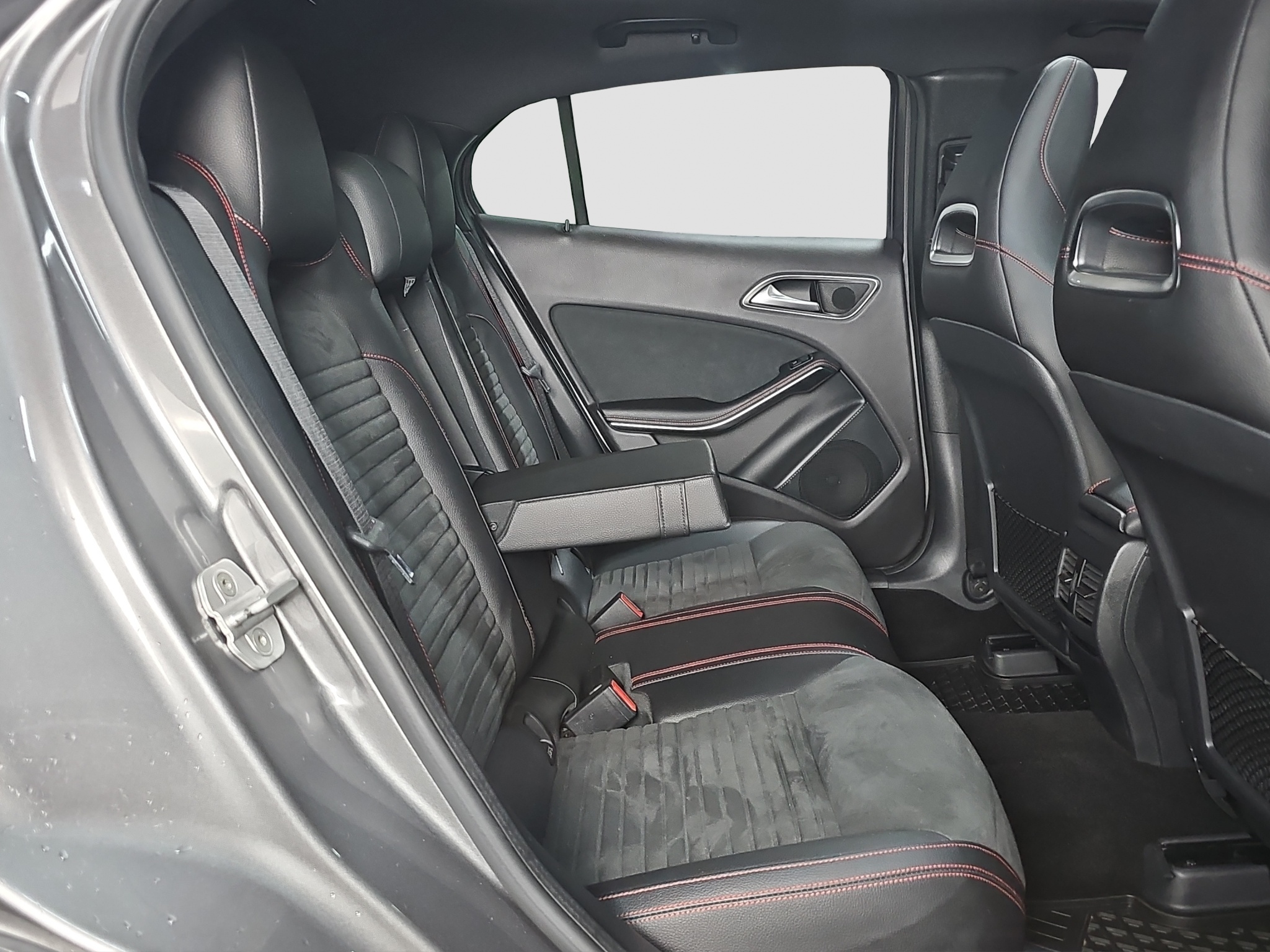 
								Mercedes Benz GLA 180 AMG/AUTO/ŠIBER full									