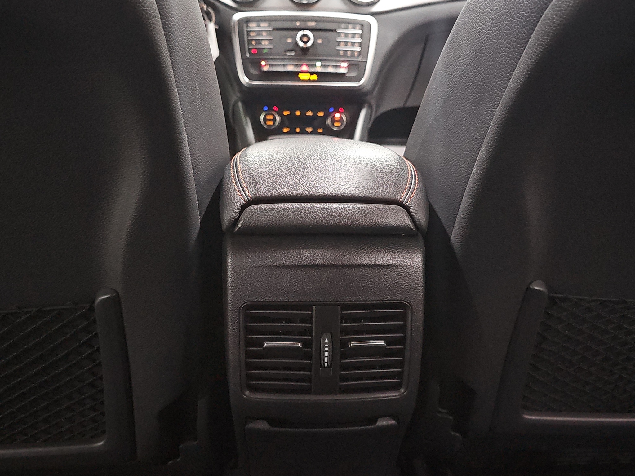 
								Mercedes Benz GLA 180 AMG/AUTO/ŠIBER full									