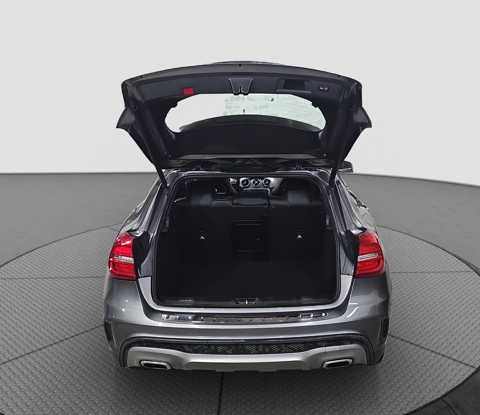 
								Mercedes Benz GLA 180 AMG/AUTO/ŠIBER full									