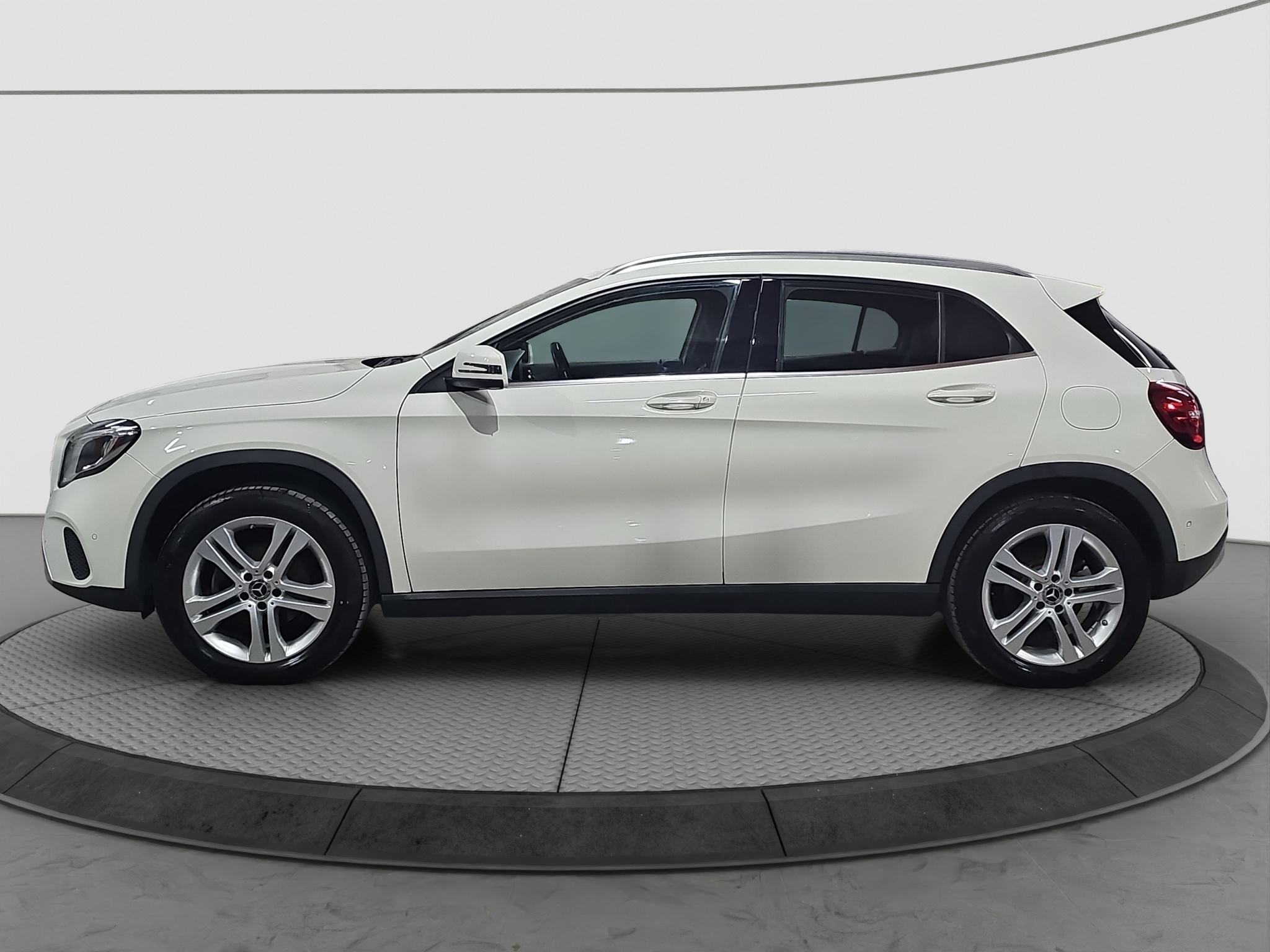 
								Mercedes Benz GLA 180 AUTO/FU.LL/AMG full									