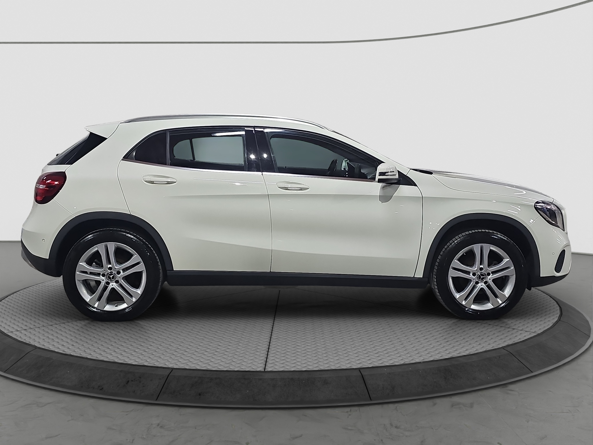 
								Mercedes Benz GLA 180 AUTO/FU.LL/AMG full									