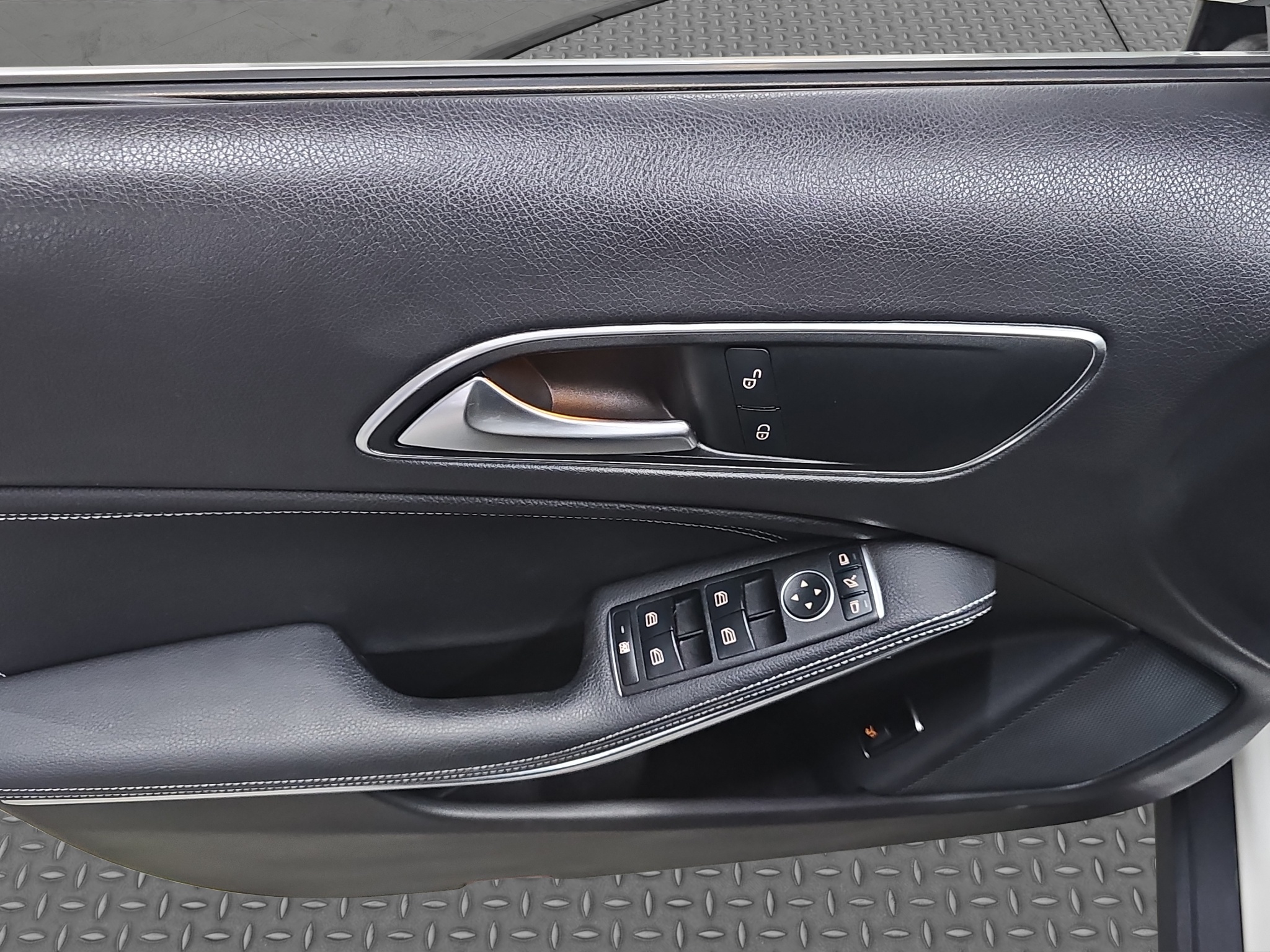 
								Mercedes Benz GLA 180 AUTO/FU.LL/AMG full									
