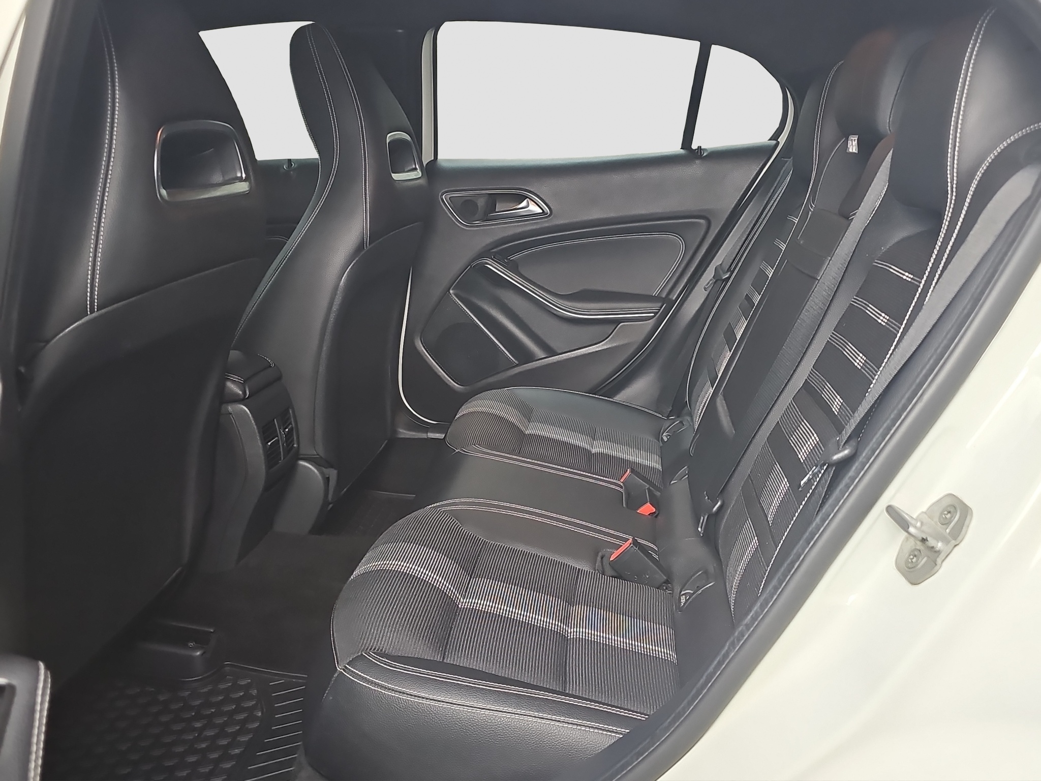
								Mercedes Benz GLA 180 AUTO/FU.LL/AMG full									