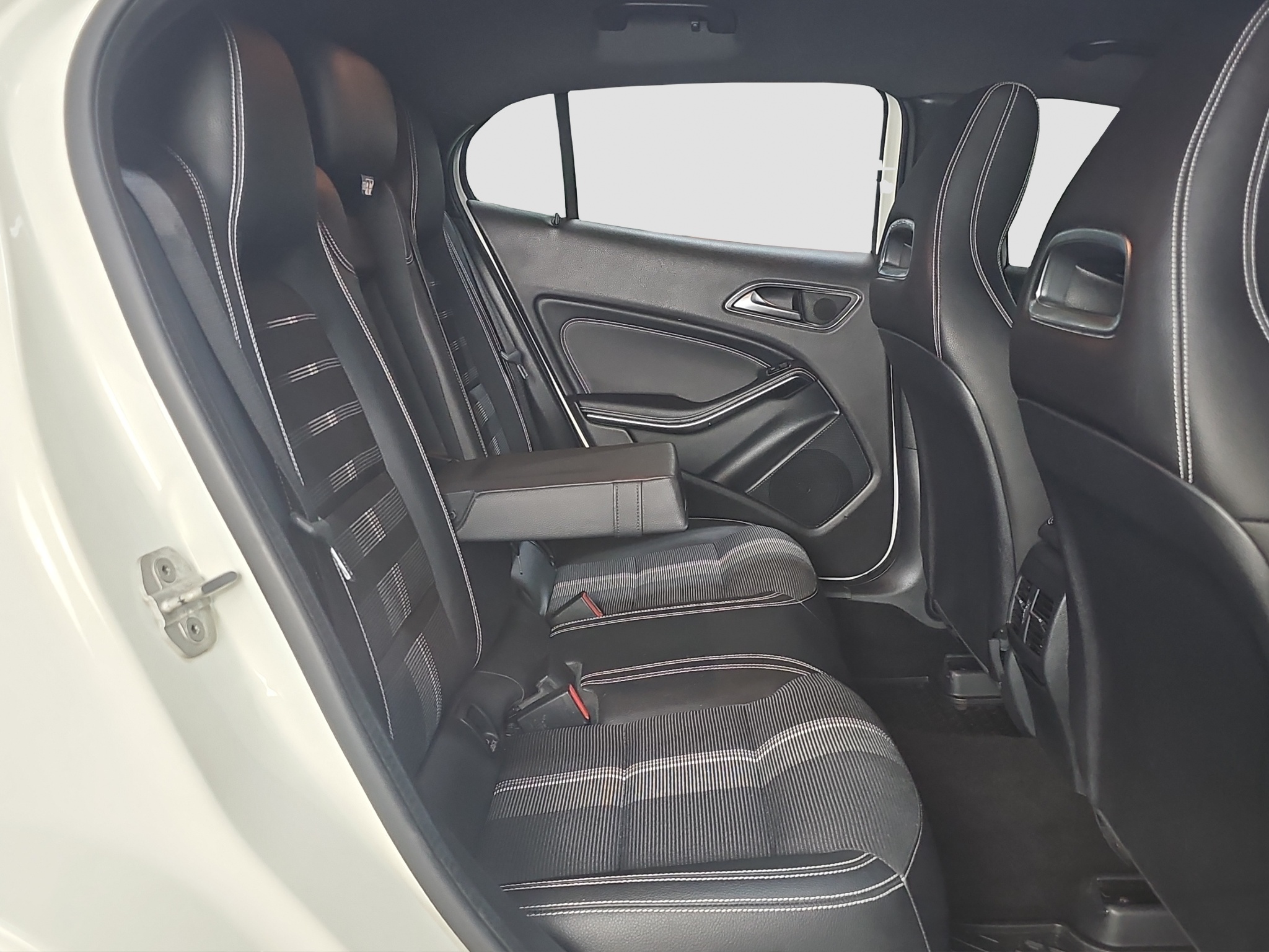 
								Mercedes Benz GLA 180 AUTO/FU.LL/AMG full									