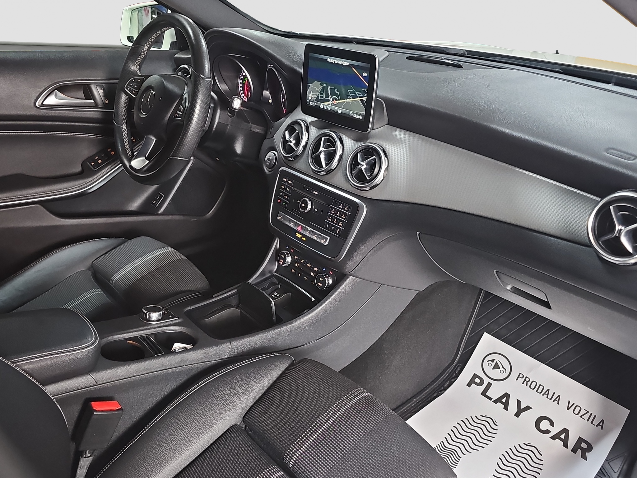 
								Mercedes Benz GLA 180 AUTO/FU.LL/AMG full									