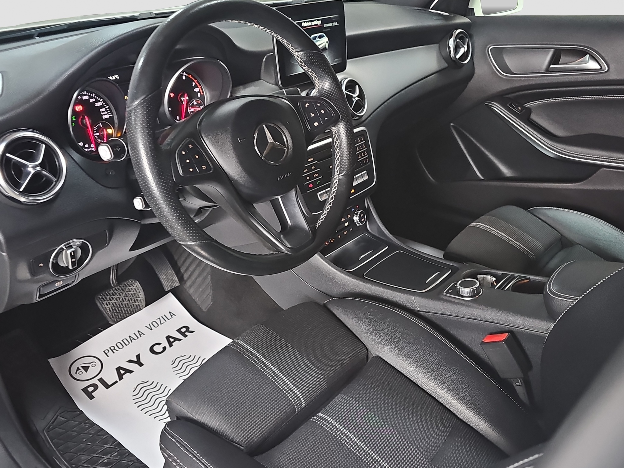 
								Mercedes Benz GLA 180 AUTO/FU.LL/AMG full									