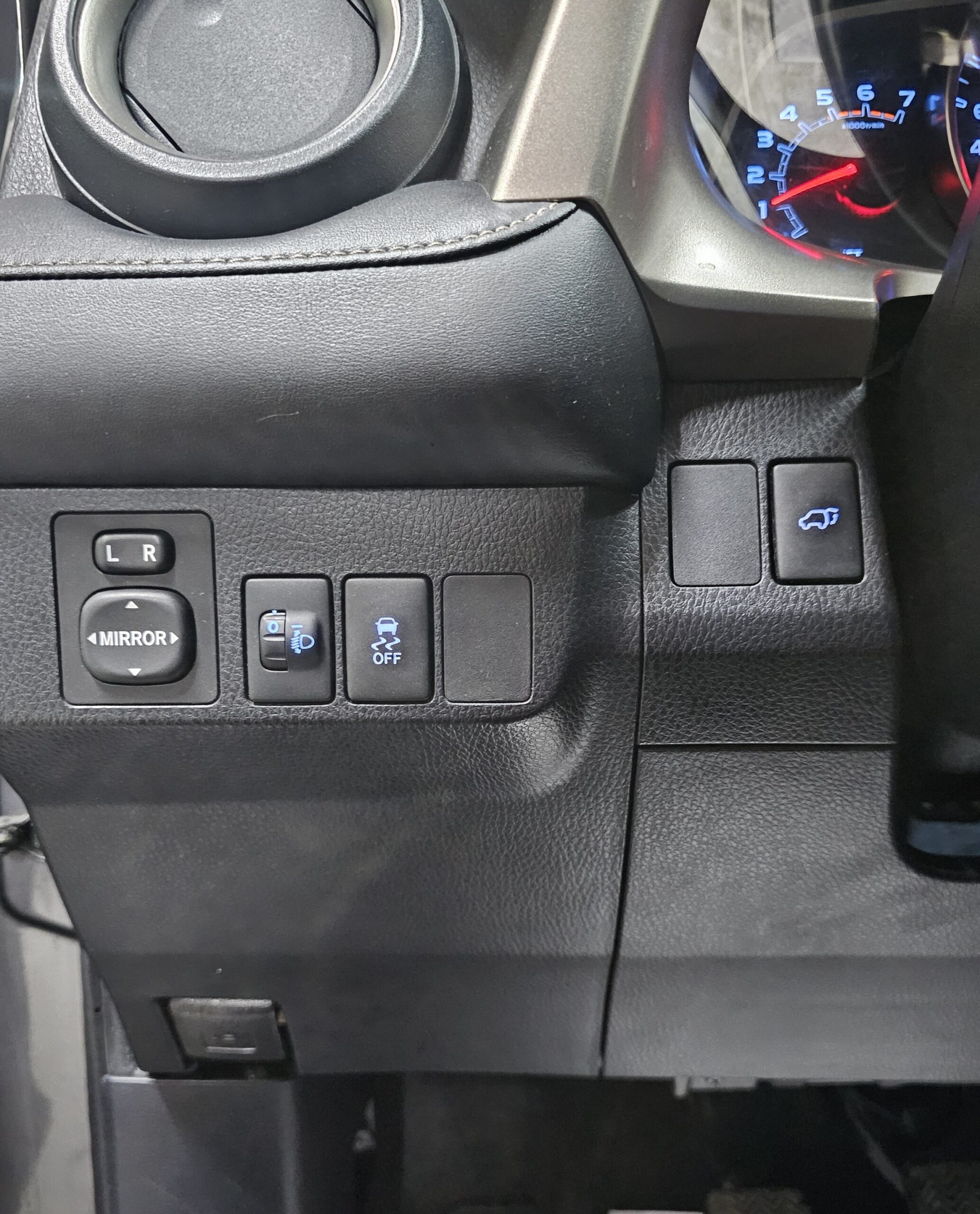 
								Toyota RAV 4 full									
