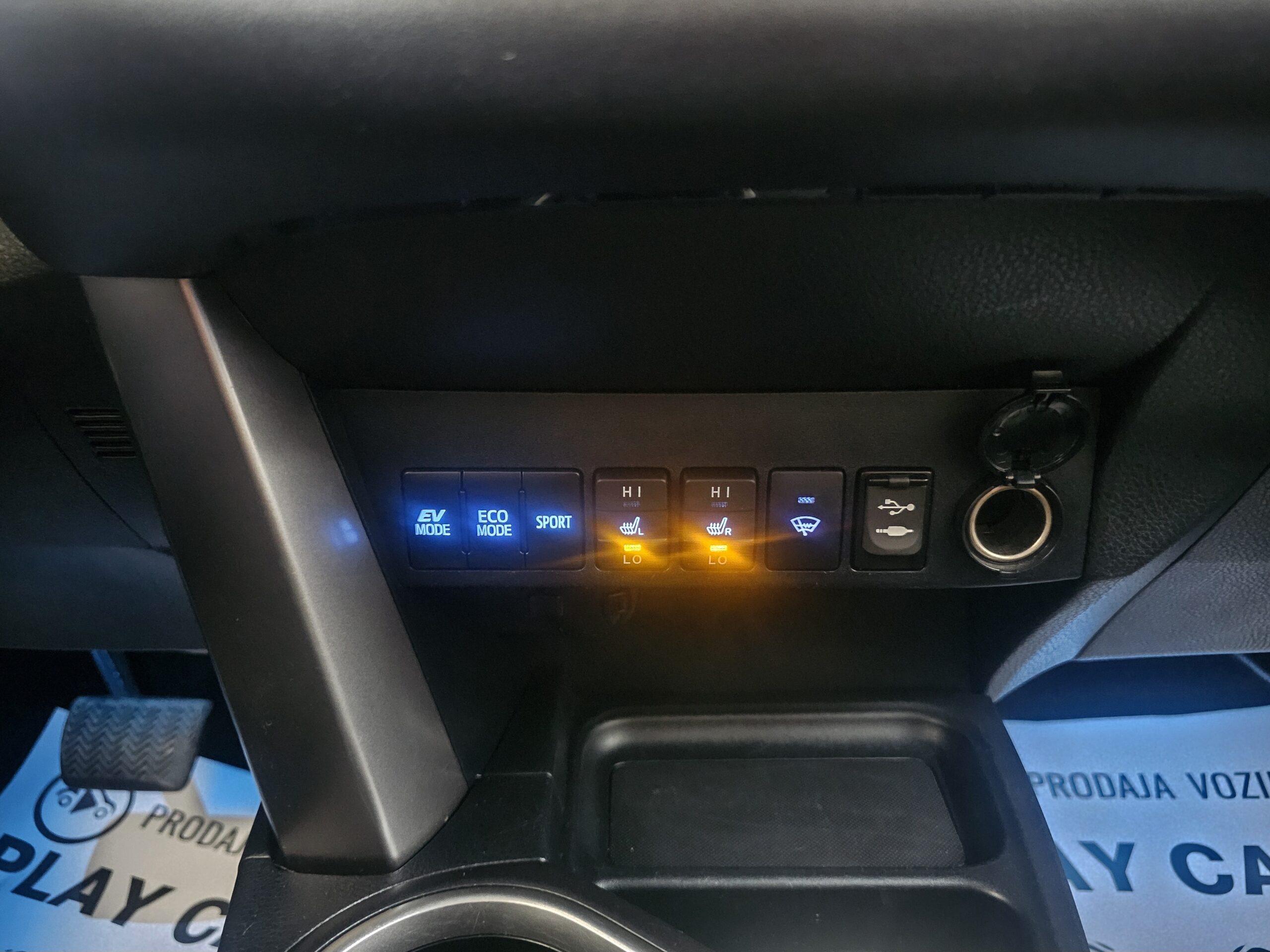 
								Toyota RAV 4 HYBRID/4X4 full									