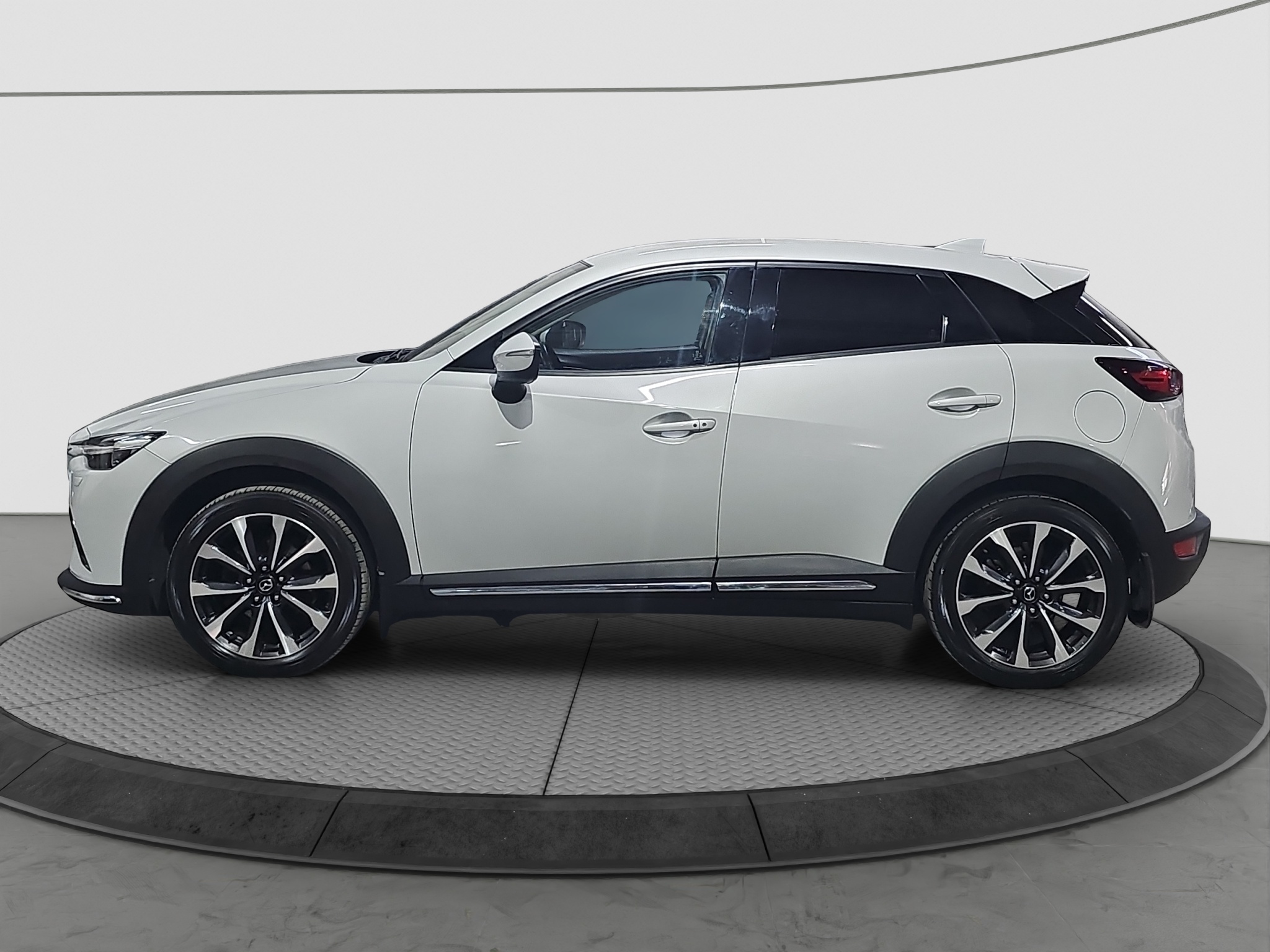 
								Mazda CX-3 4X4/ODLIČAN/AUTO full									