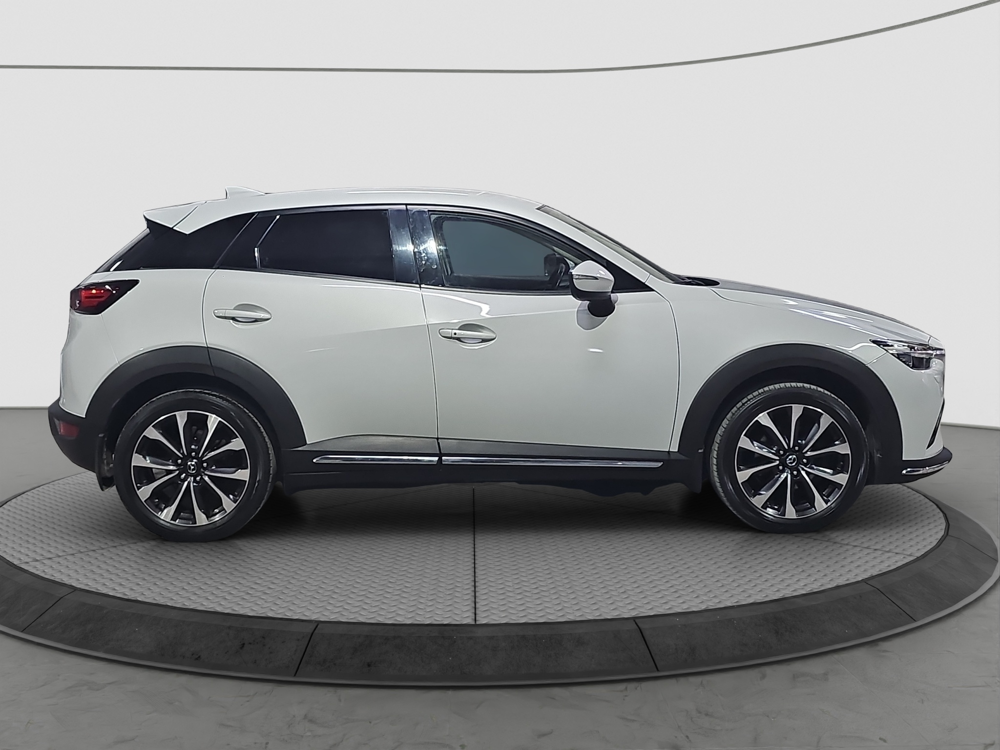 
								Mazda CX-3 4X4/ODLIČAN/AUTO full									