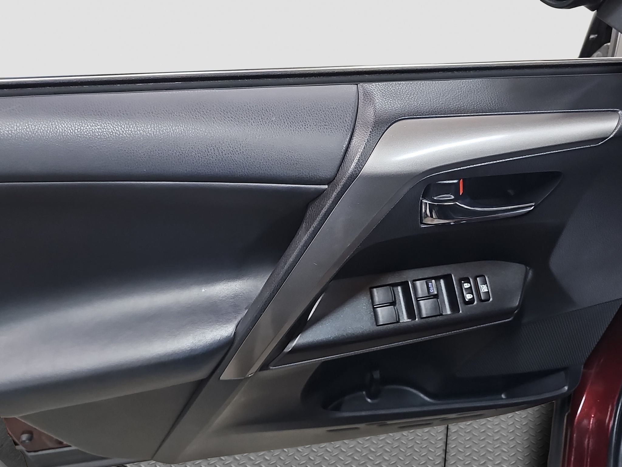 
								Toyota RAV 4 HYBRID/4X4 full									