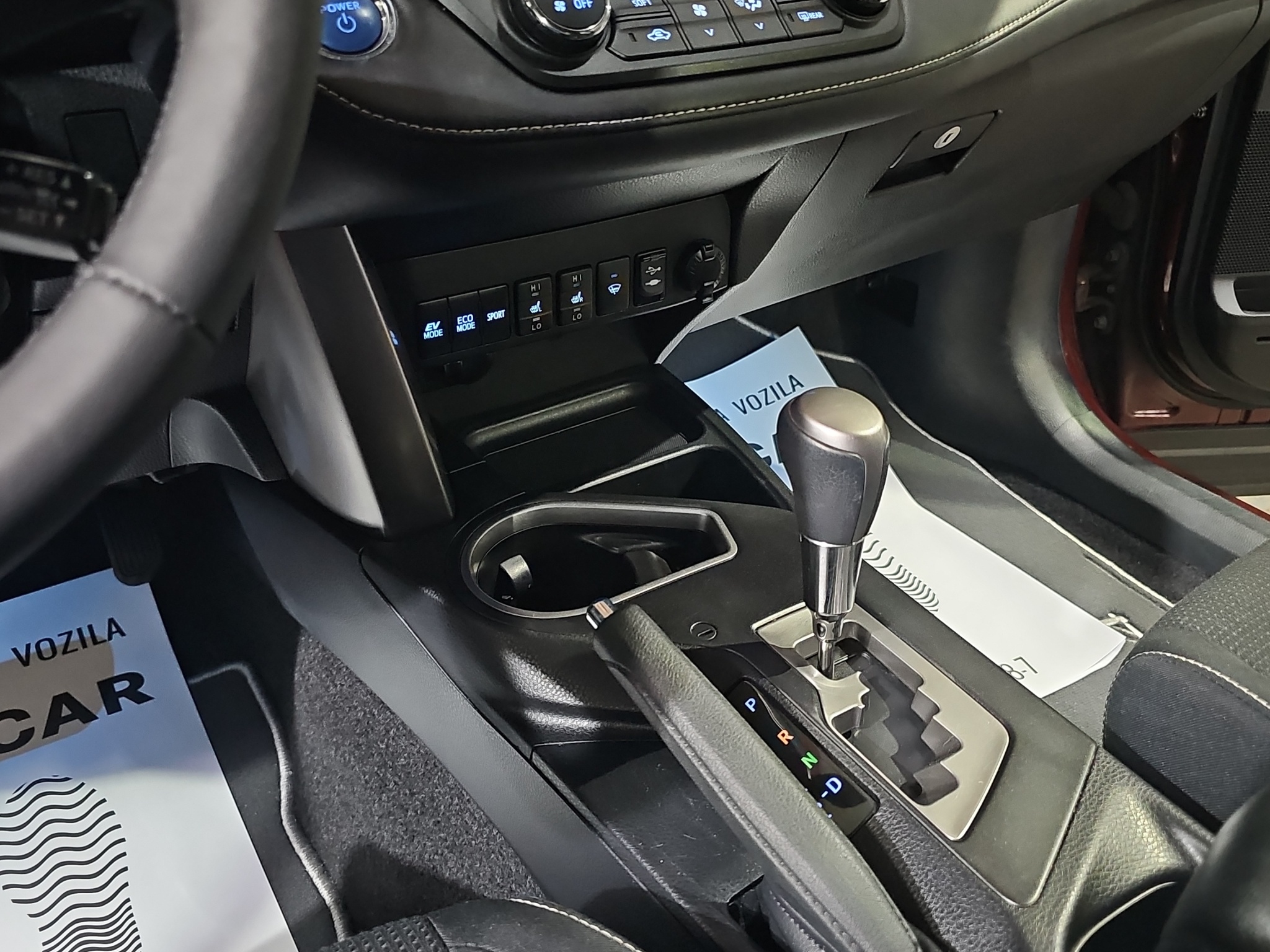 
								Toyota RAV 4 HYBRID/4X4 full									