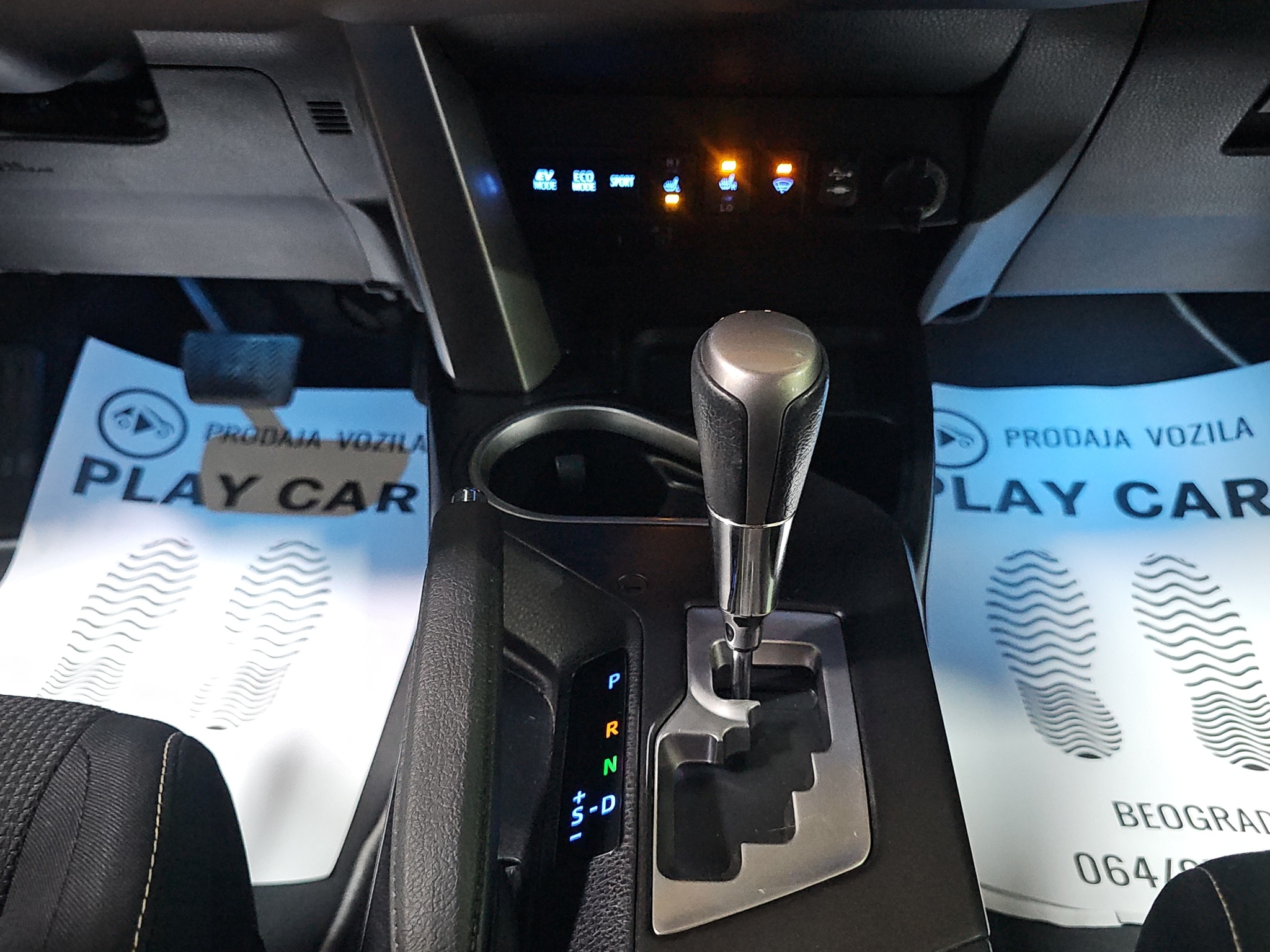 
								Toyota RAV 4 HYBRID/4X4 full									