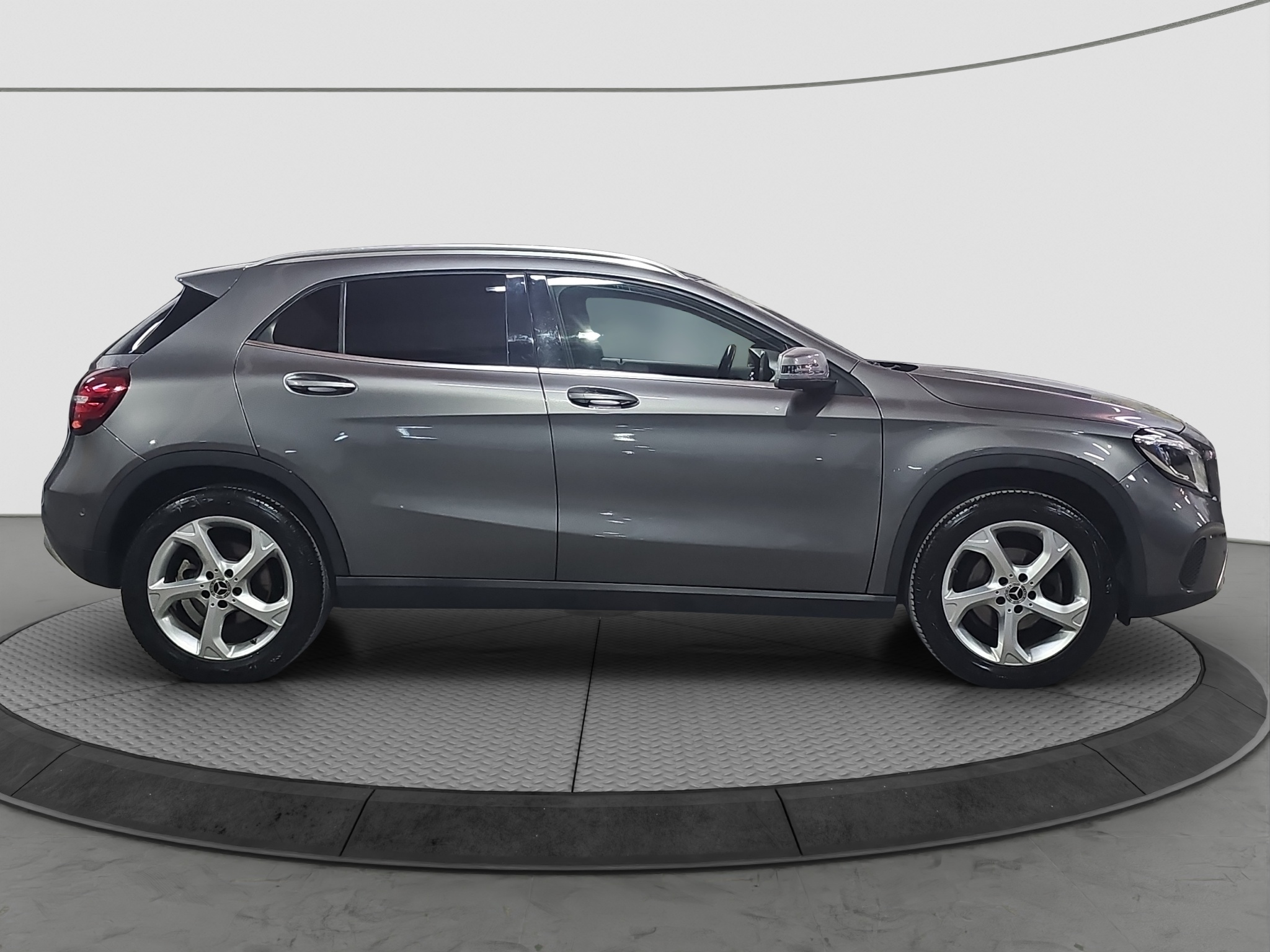 
								Mercedes Benz GLA 180 POKR.KROV/AUT/T0P full									