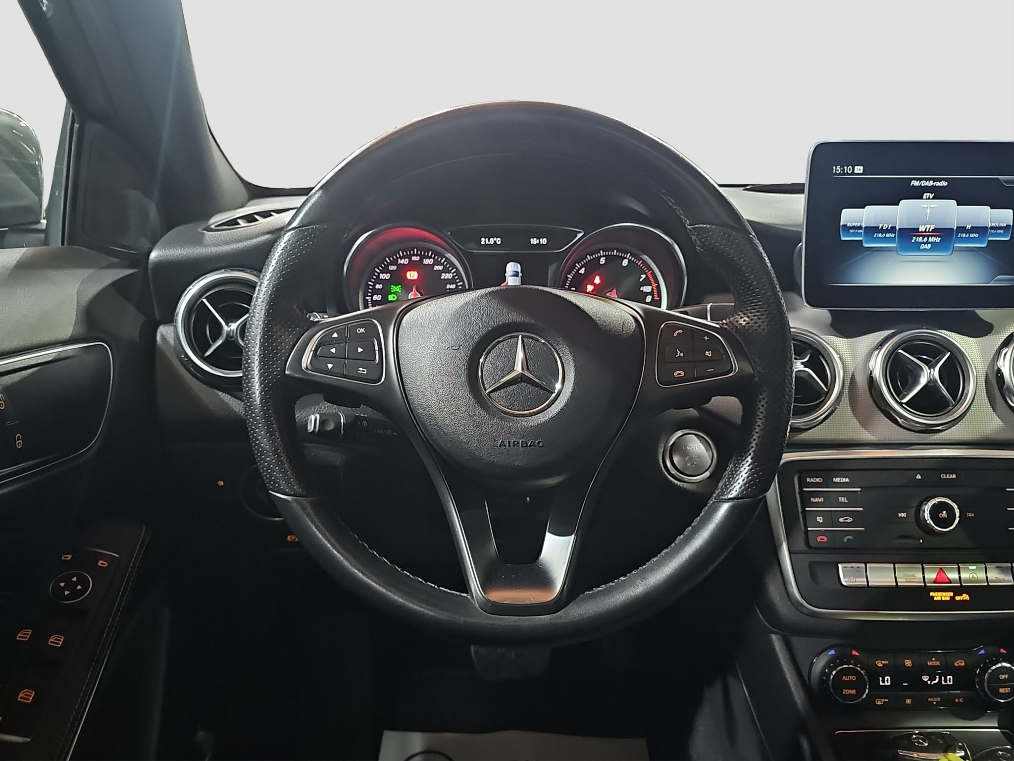 
								Mercedes Benz GLA 180 POKR.KROV/AUT/T0P full									