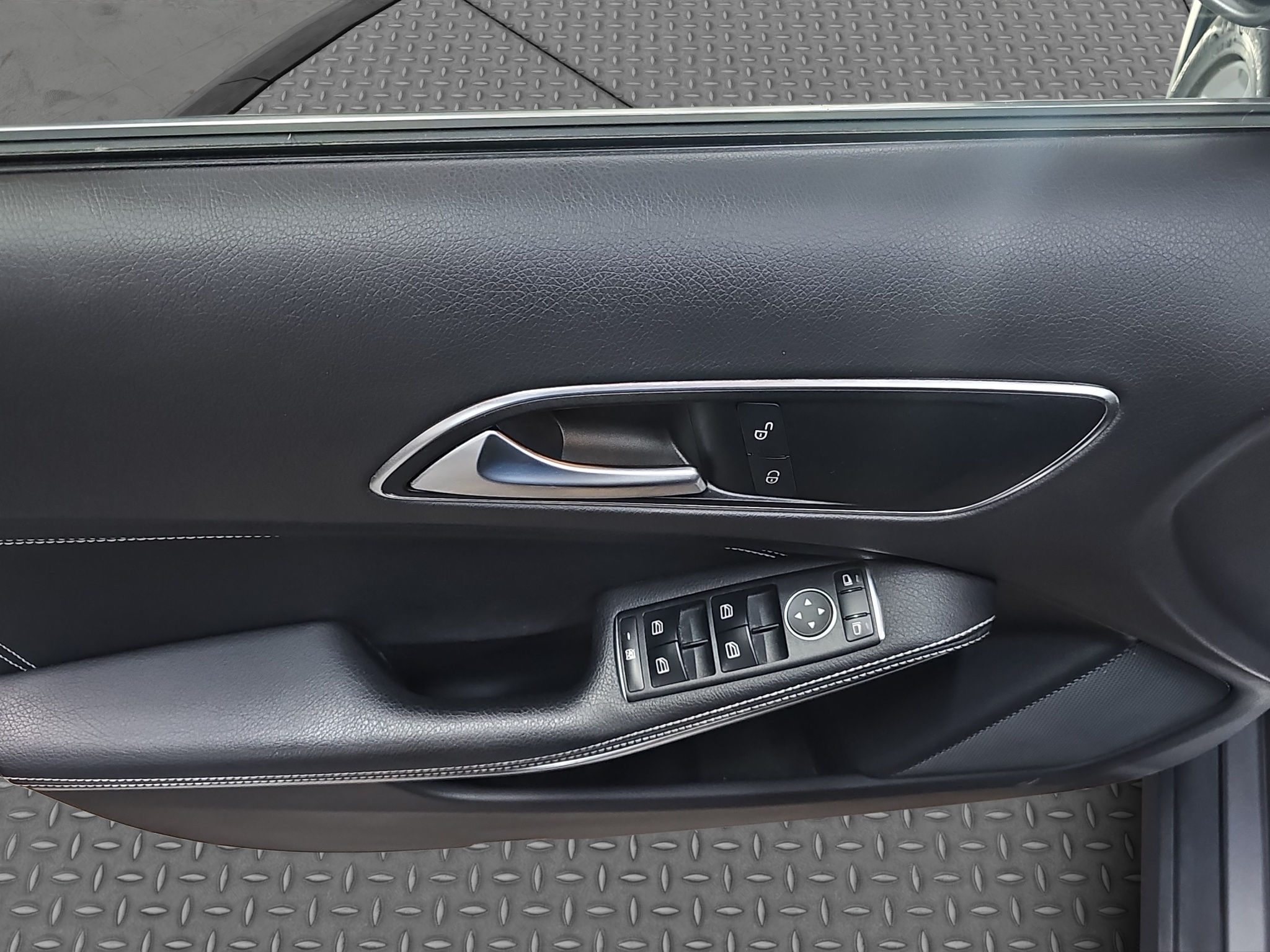
								Mercedes Benz GLA 180 POKR.KROV/AUT/T0P full									