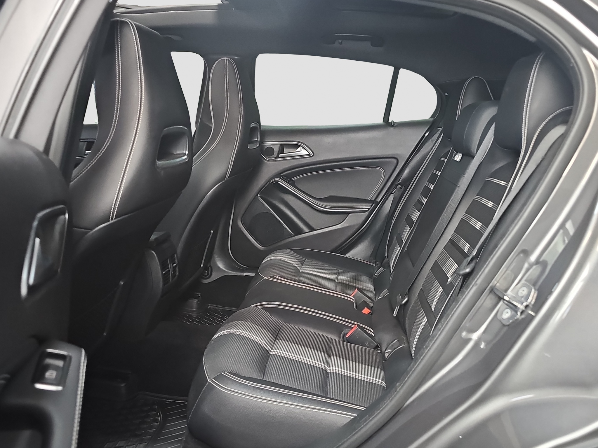 
								Mercedes Benz GLA 180 POKR.KROV/AUT/T0P full									