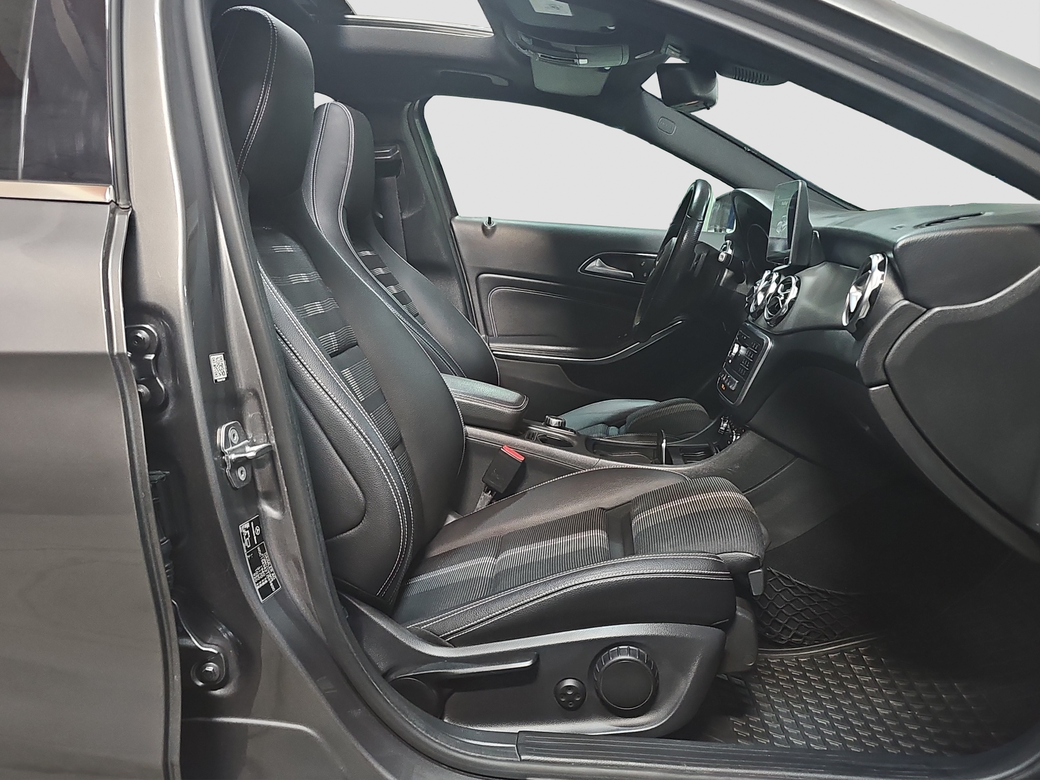 
								Mercedes Benz GLA 180 POKR.KROV/AUT/T0P full									